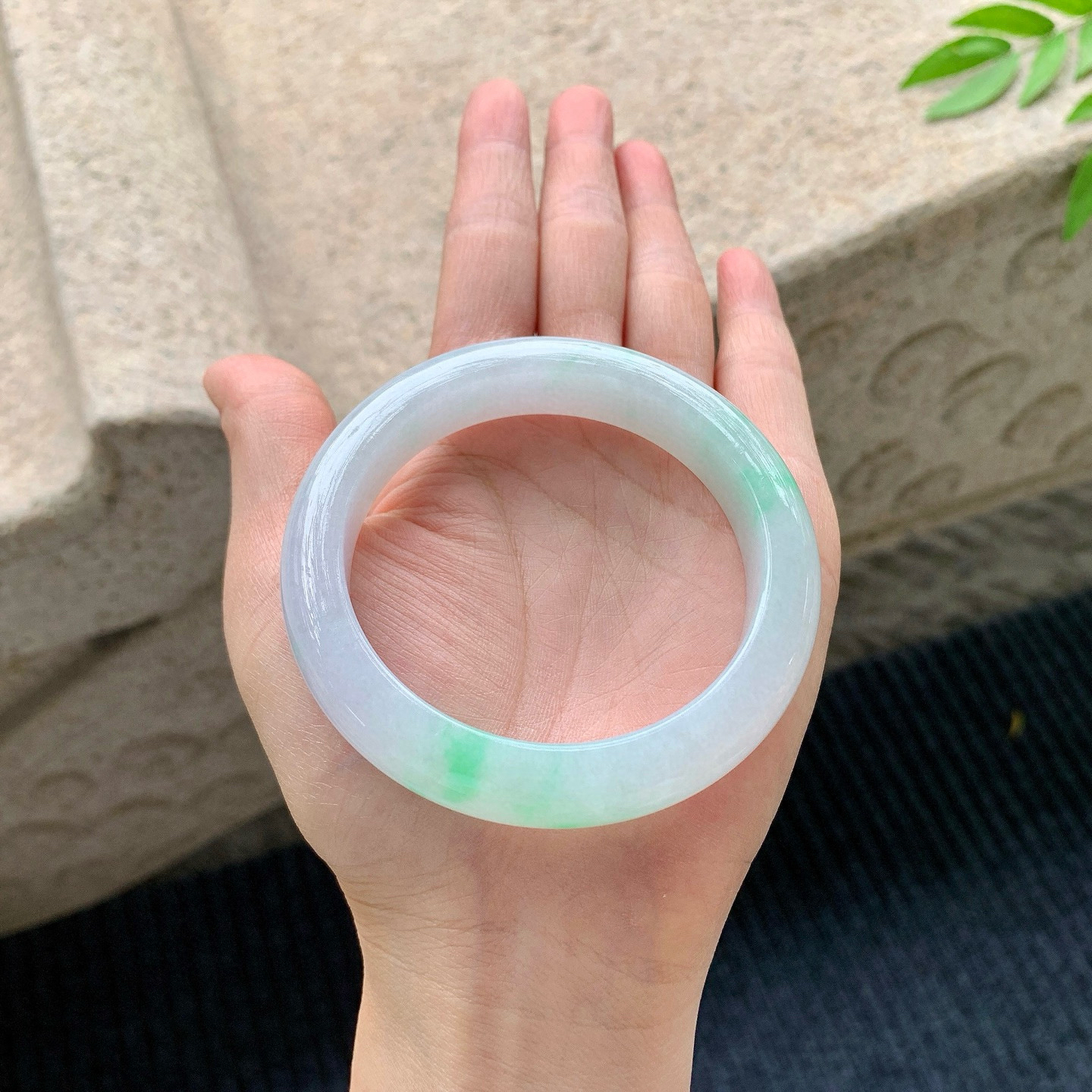 正圈55 56
【圈口】56.2/12/9
【描述】淡春彩，水润，种老，细腻，无纹裂！