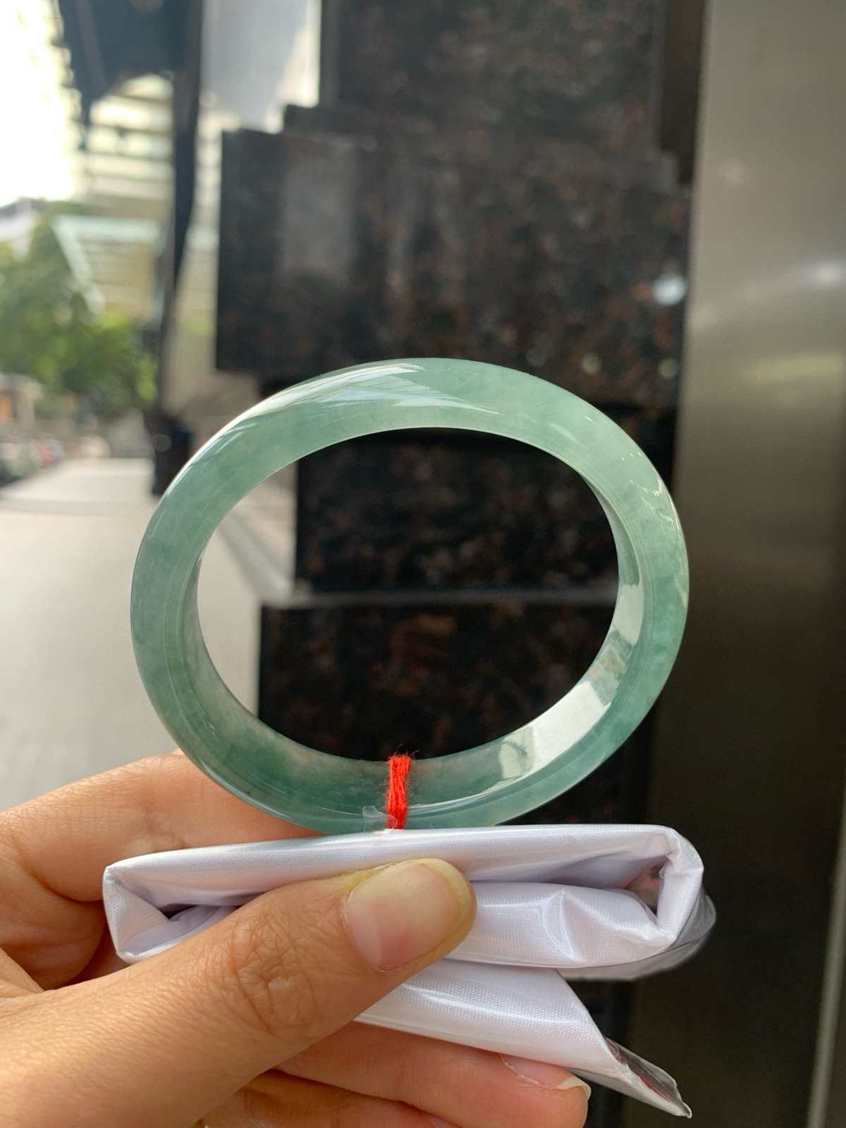 冰油绿贵妃，无纹裂
56.5+49.5-13.2-7.2
底妆冰透细腻，满圈油绿底，色泽浓郁得像茂密的森林，神秘又不失贵气，韵味悠长，上手彰显古典之美