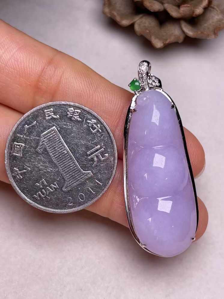 冰糯种紫罗兰福豆吊坠、真金真钻镶嵌，种水好，玉质细腻 .裸石尺寸 37.3*14.6