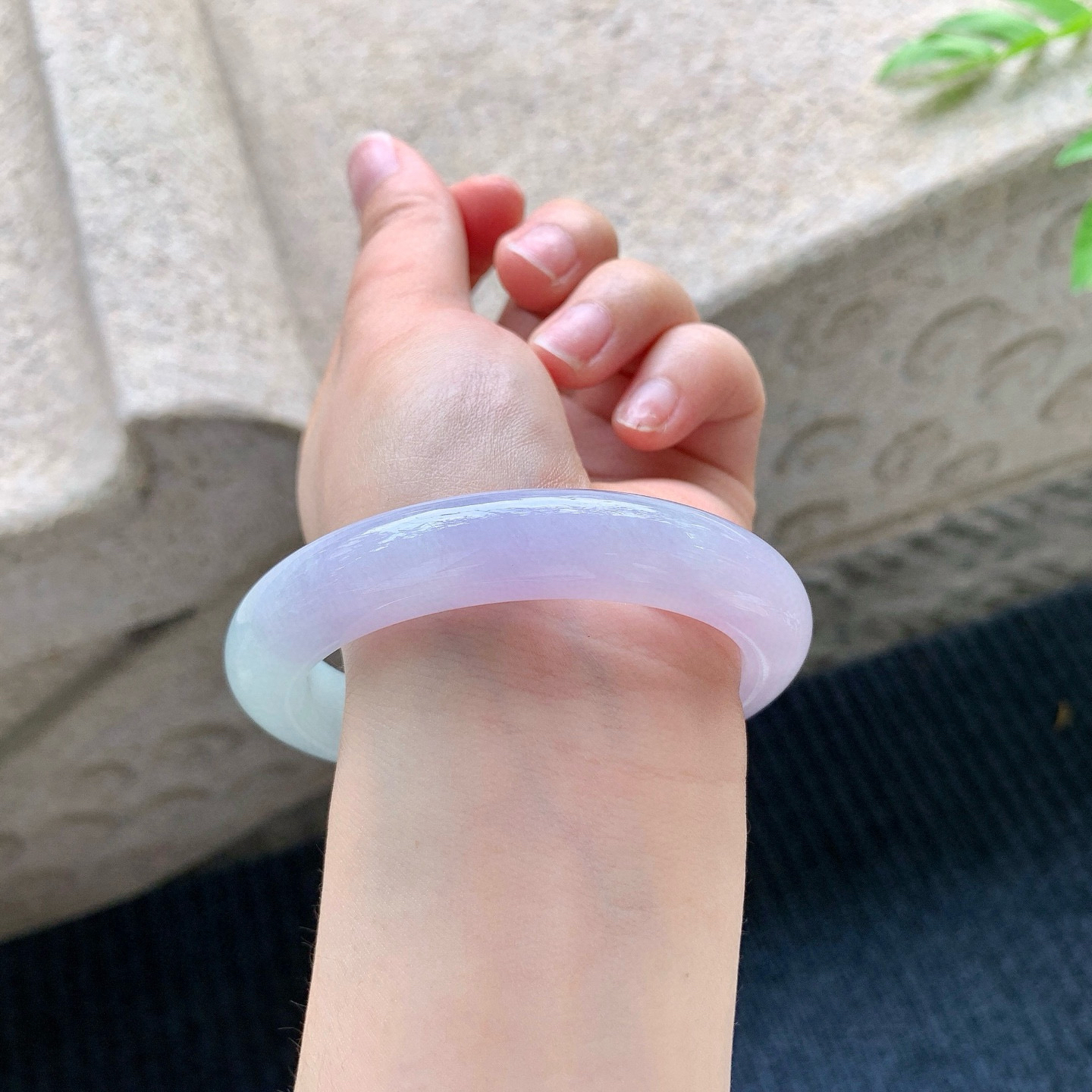 正圈58 59
【圈口】58.8/12/9.8
【描述】糯冰椿彩，水润，种老，细腻，无裂纹！