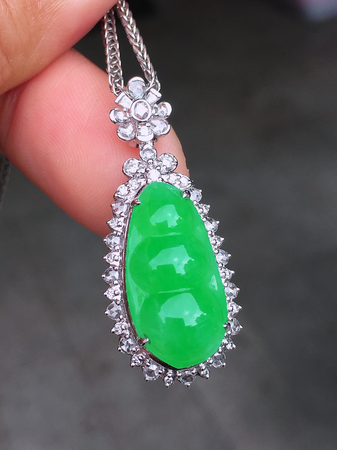 阳绿福豆吊坠，色泽均匀艳丽，玉质细腻，荧光感超
强，饱满圆润，尽显优雅气质，18k
金豪华镶嵌