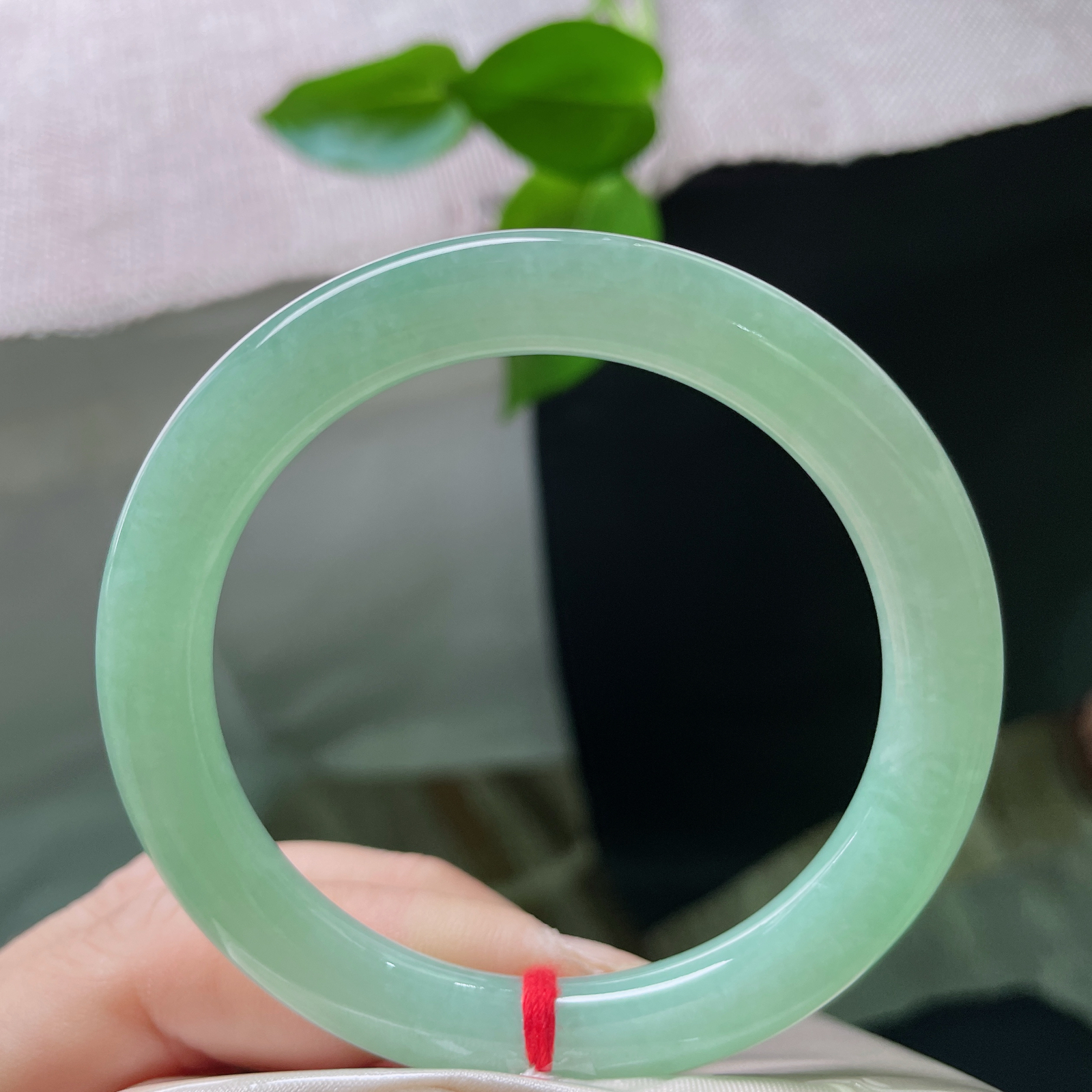 53.2/8.6果绿圆条，水润细腻，悠悠的云里有淡淡的绿，秀丽优雅，无暇