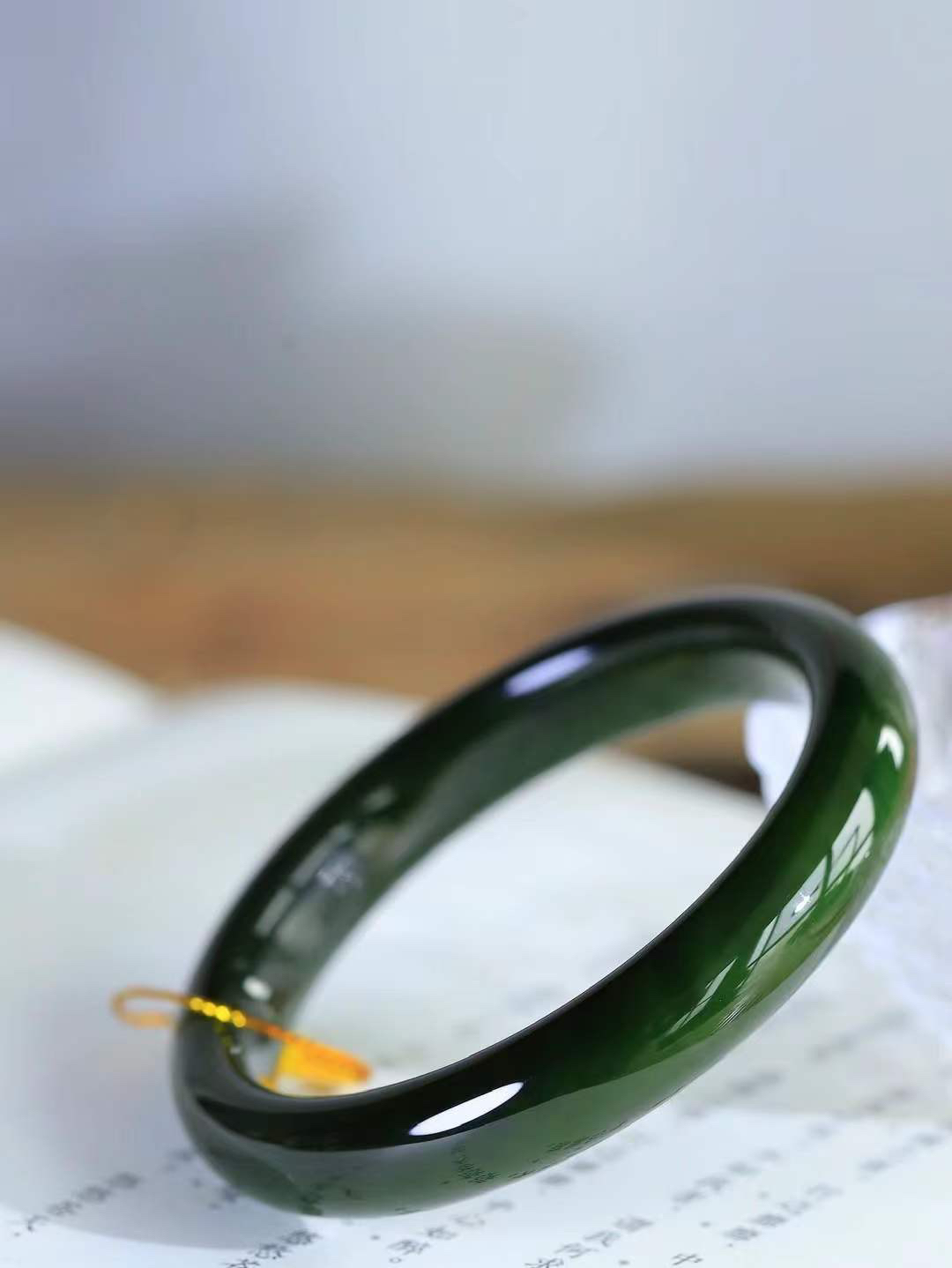 【碧波流转·手镯】

精品️和田玉碧玉微猫眼手镯，玉质细腻温润，手感舒适，️线条流畅，简约大气，美自天成，佩戴于腕间，婉约之美，举手投足间透出那份低调奢华，醉人心扉。
重58.8克 内径圈口61mm  尺寸12.2-8.8mm  FDT-11302333