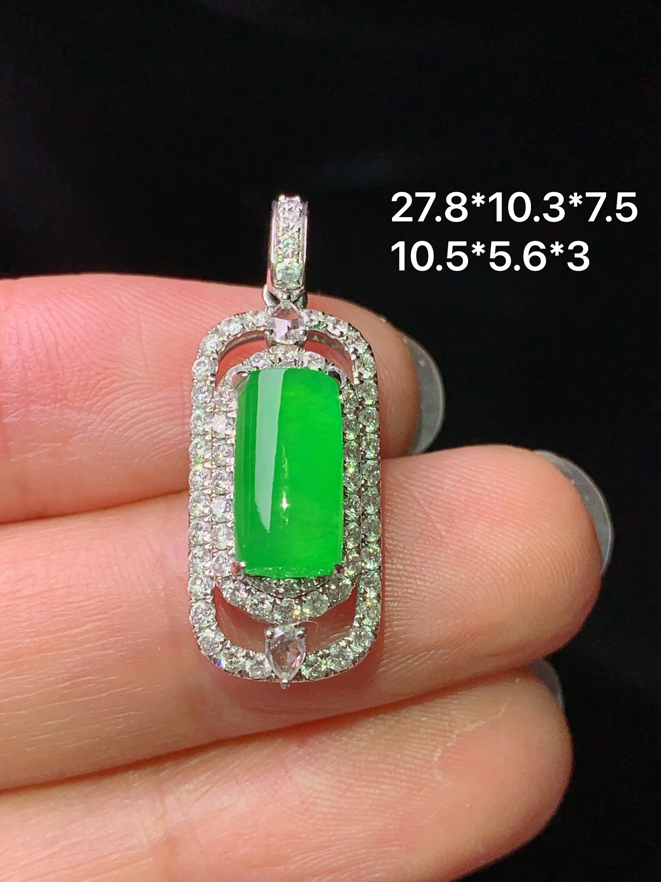 18k金镶嵌满绿玉柱吊坠 玉质细腻 色泽艳丽清新 水润亮眼 整体尺寸27.8*10.3*7.5t3