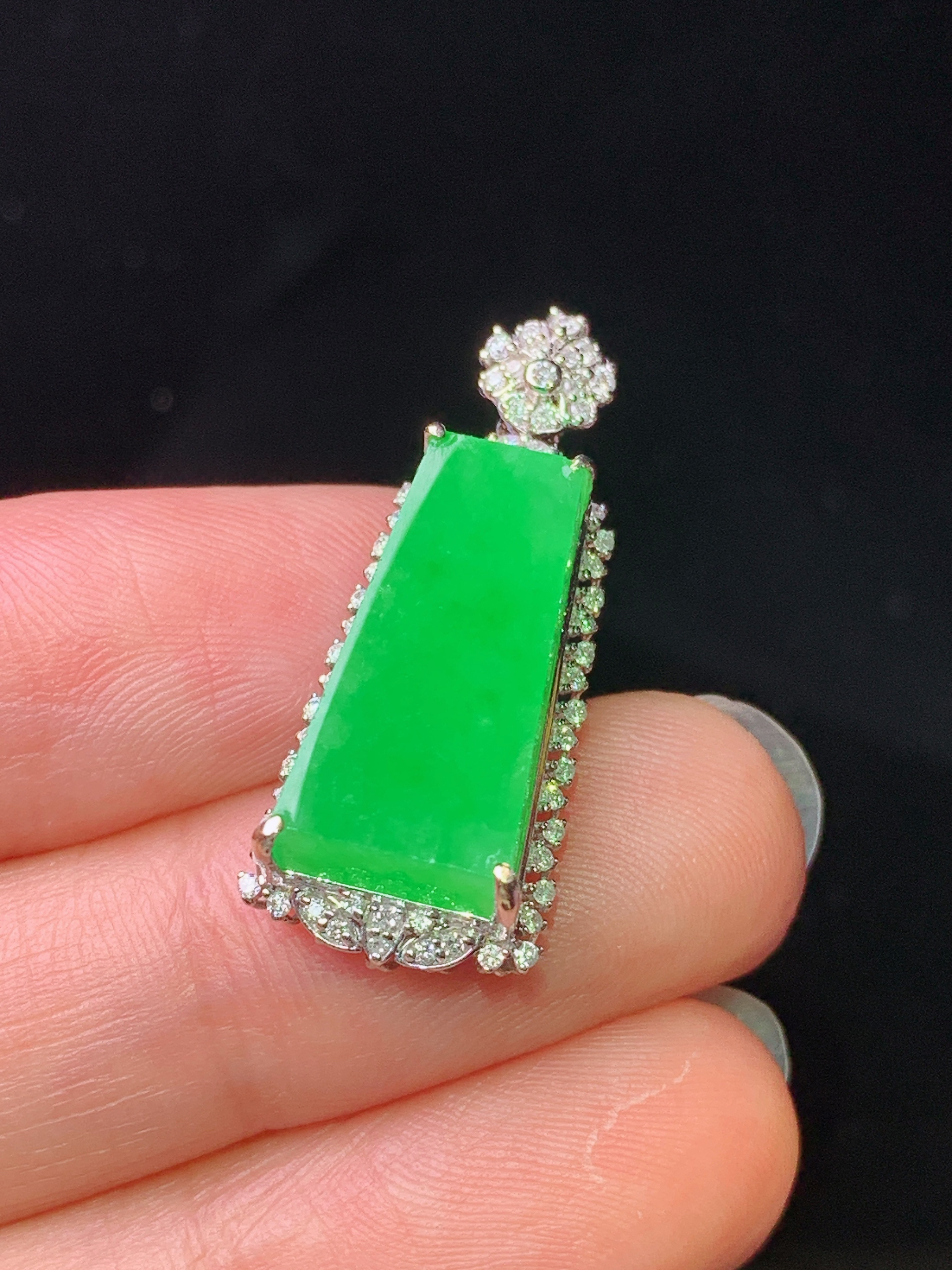 18k金钻镶嵌翠绿无事牌吊坠 玉质细腻 色泽艳丽清新 水润亮眼 整体尺寸28.5*11.8*8j2