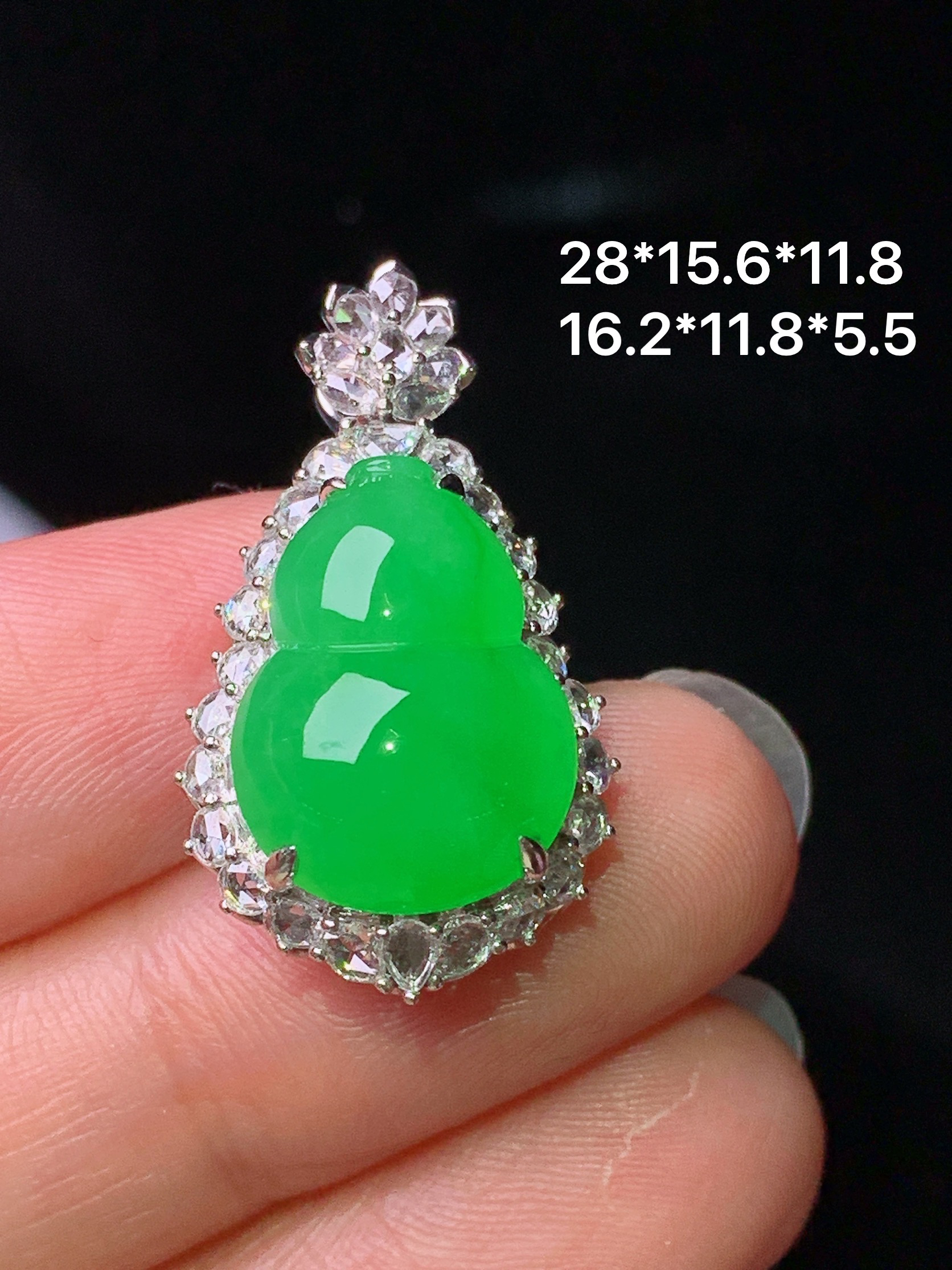 18k金镶嵌满绿葫芦吊坠 玉质细腻 色泽艳丽清新 水润亮眼 整体尺寸 28*15.6*11.8t3