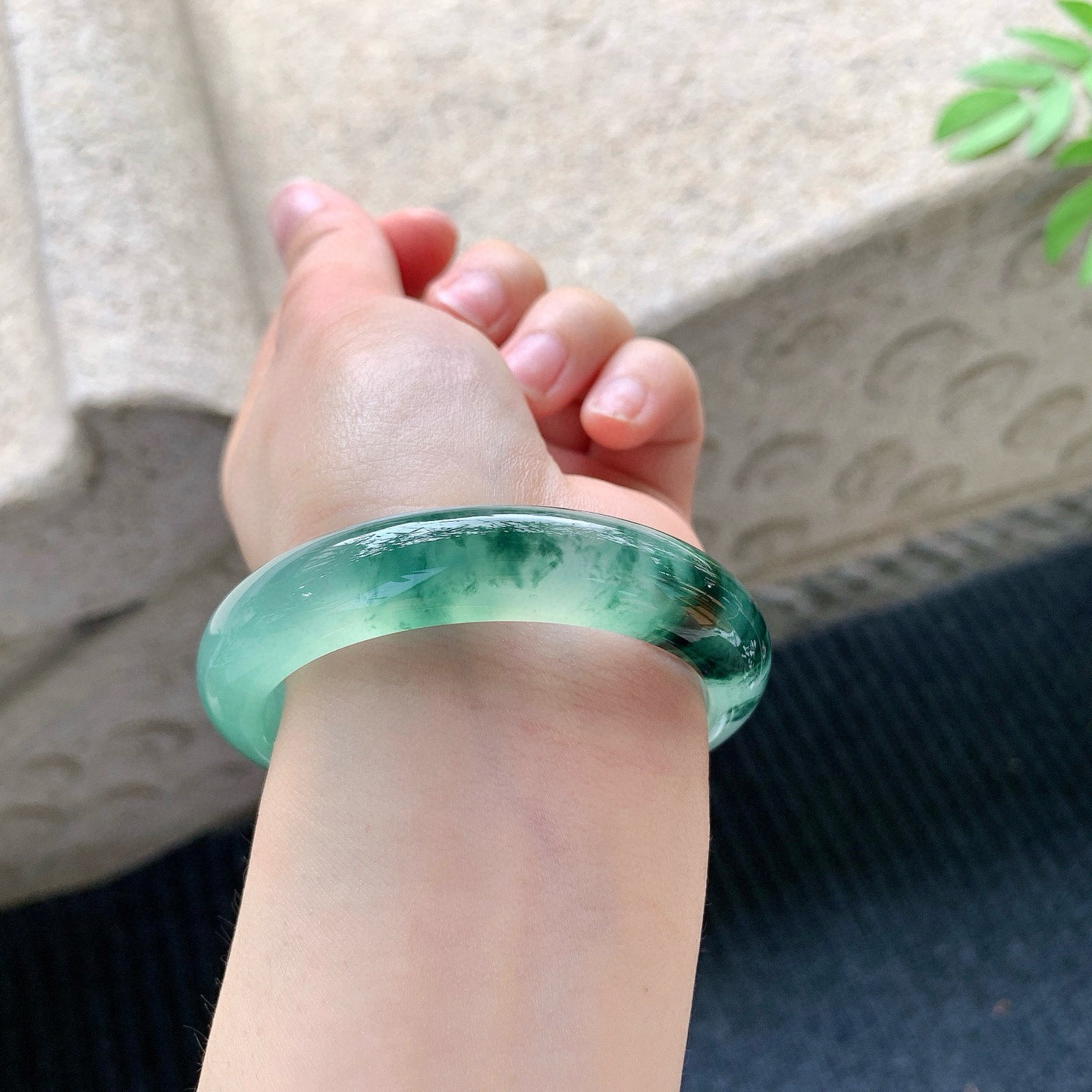 正圈53 54
【圈口】53.2/12.2/8.5
【描述】冰飘花，水润，种老，细腻，无纹裂！