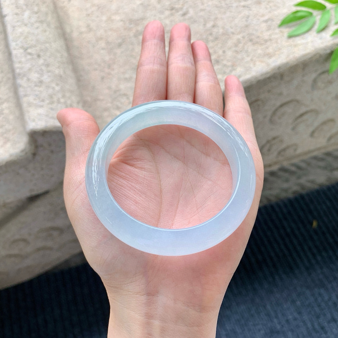 正圈55 56
【圈口】55.2/12/8.8
【描述】冰淡绿，水润，种老，细腻，无裂纹！