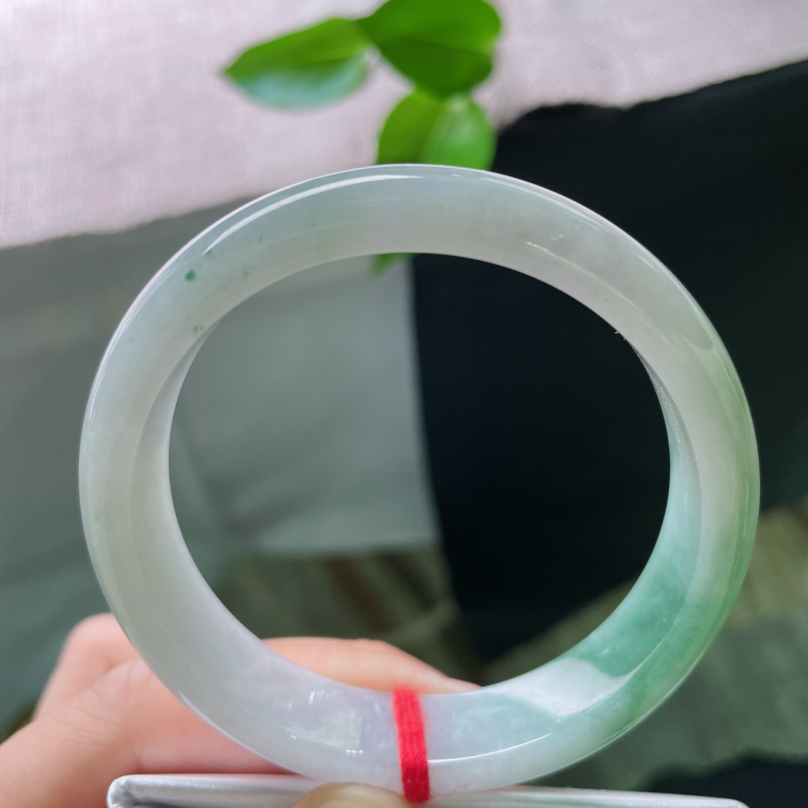 55.2/12.8/7.1，飘绿正圈，水头好，细润，似江南雨后， 石阶上蔓延开的苔痕。无暇