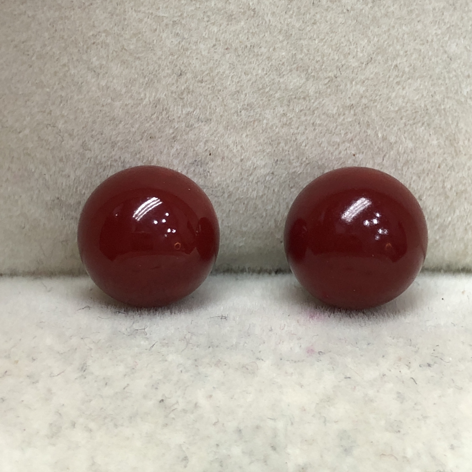 【天然日本阿卡赤血牛血红珊瑚9.7mm大圆珠对珠】天然无添加无优化，阿卡赤血牛血红颜色，光泽柔润透亮，直径约为9.7*9.7*9.7mm，重量2.57克，珊瑚本为佛教珍宝，来自深海千年生长，属于有机宝石，气场强大，稀少珍贵！收藏精品！传承宝贝！未打通孔，背面有阿卡标志性白芯眼，️自行设计耳饰，手镯，多宝等