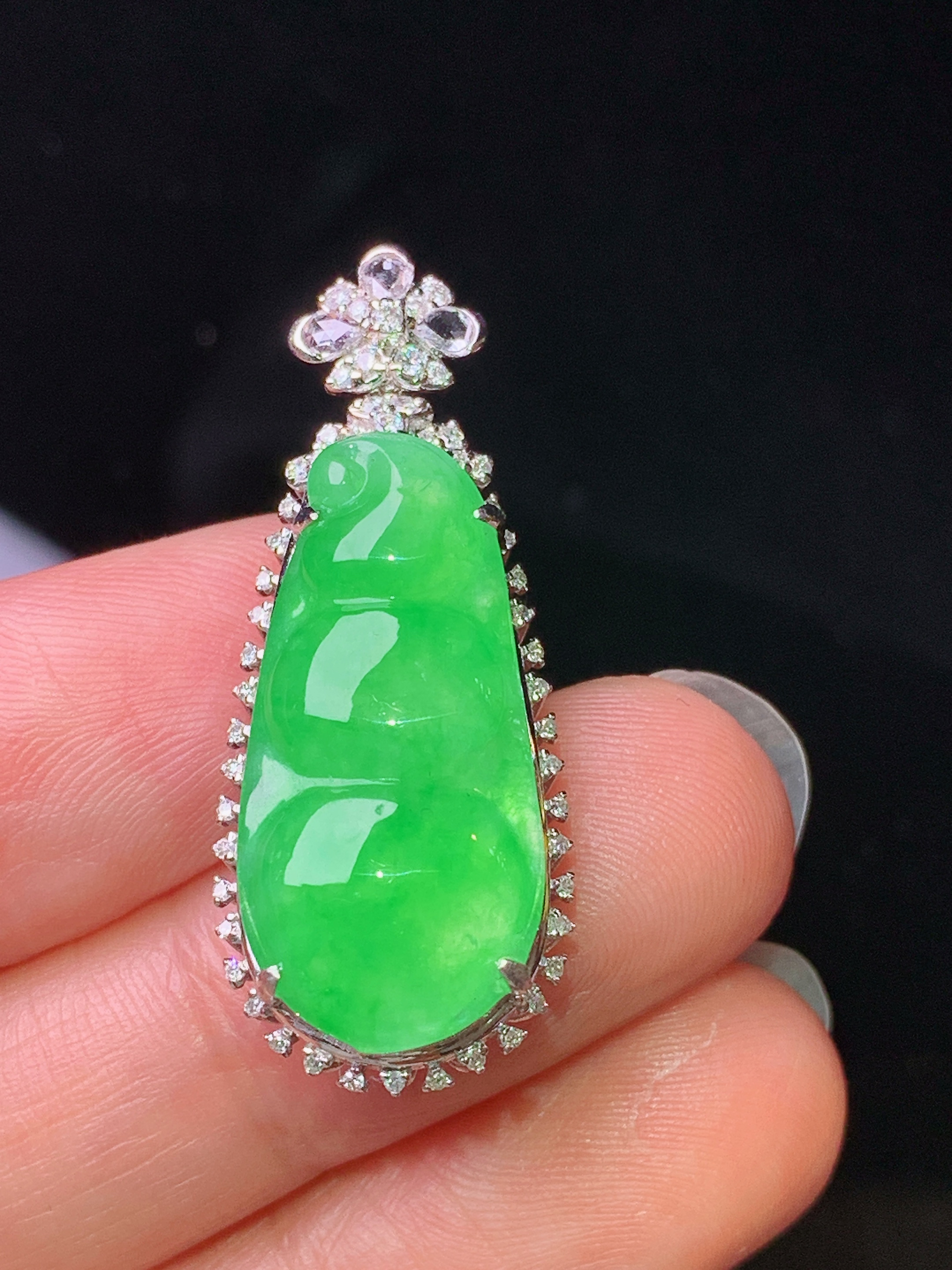 18k金钻镶嵌翠绿四季豆吊坠 玉质细腻 色泽艳丽清新 水润亮眼 整体尺寸34*13.5*8j2