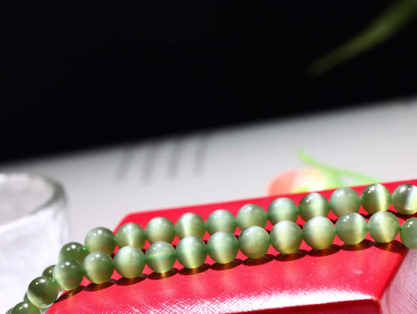 【珠圆玉润】

精品和田玉碧玉猫眼项链 玉质温润细腻  眼线灵动，整串打磨圆润，佩戴舒适。珠珠落玉盘，间关莺语花底滑，一生美好时光，无论身在何处，都有它相伴相守。事事顺遂，幸福美满，吉祥如意。重46.3克 尺寸取一8mm  
2FSO16824203126