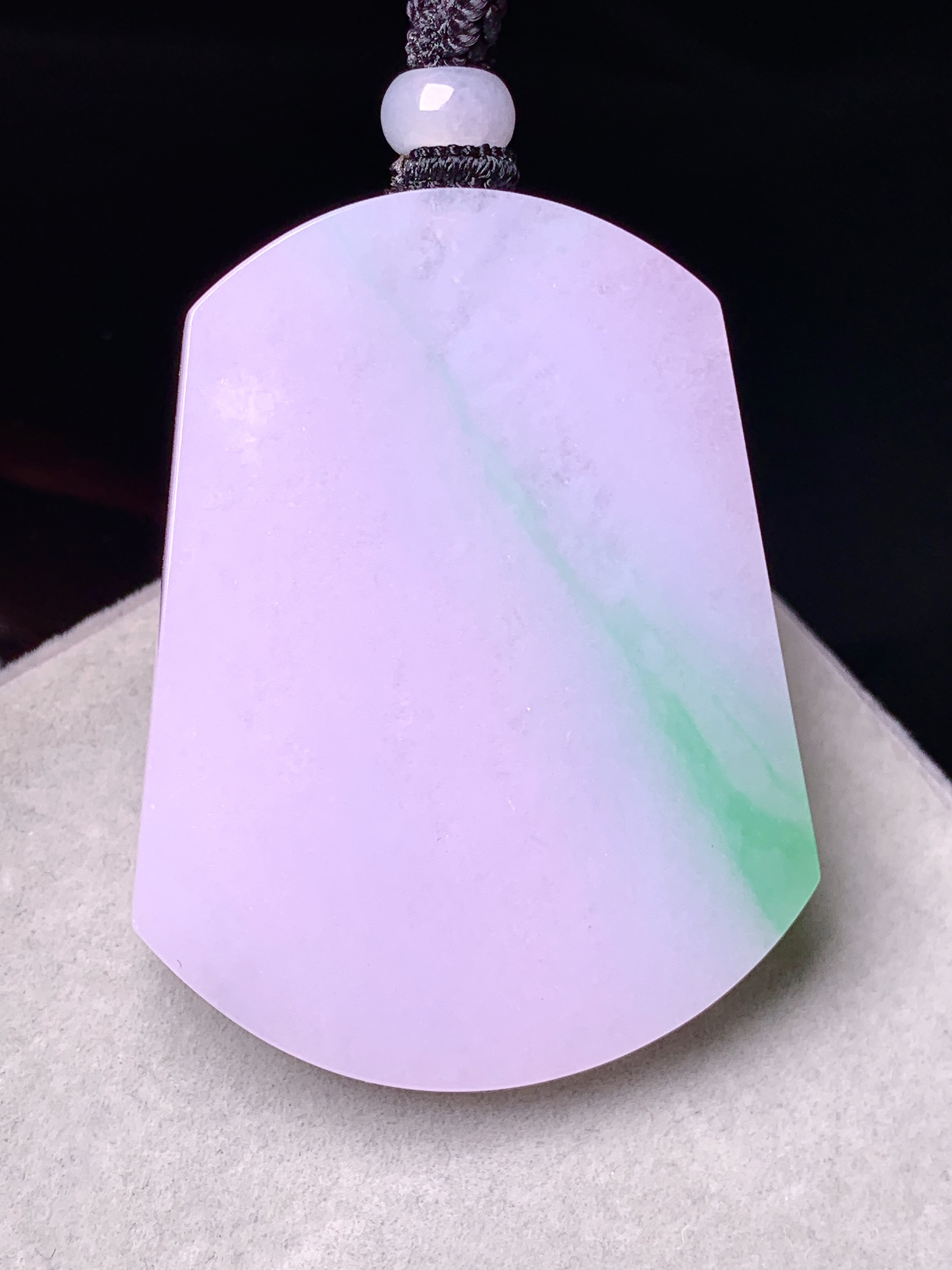 淡紫罗兰飘绿无事牌吊坠 玉质细腻 色泽艳丽清新 水润亮眼 整体尺寸49.5*38.2*5.7w1