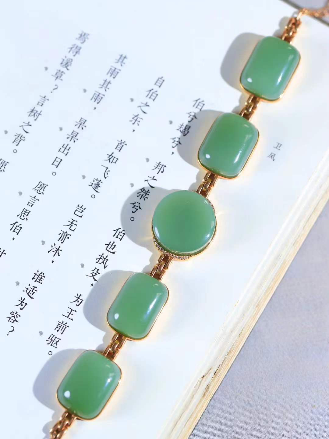 【金镶玉.手链】

收藏级臻品️18K金镶嵌和田玉碧玉手链，以珍稀之礼，寄永恒之愿  和田玉自古为