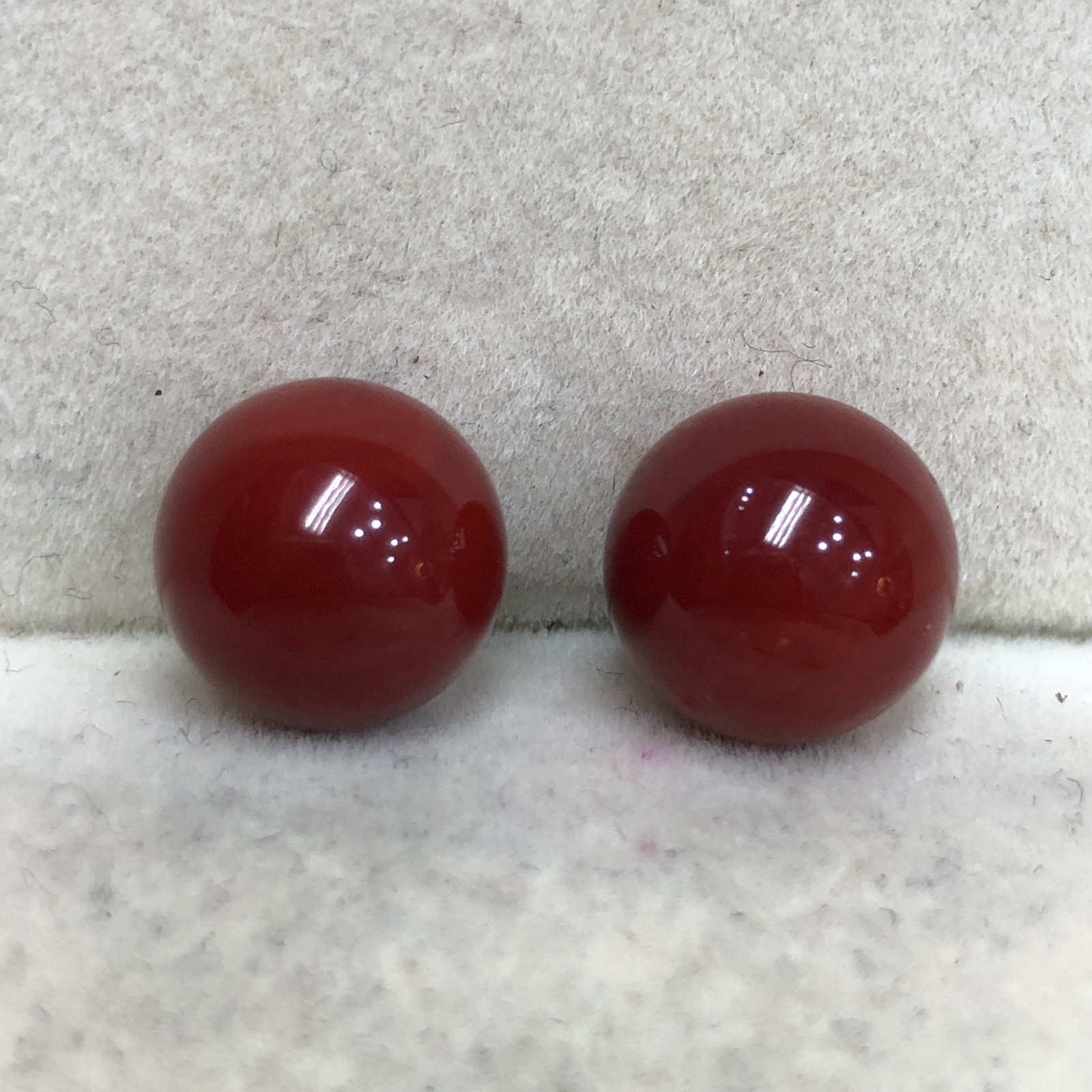 【天然日本阿卡牛血红珊瑚10mm大圆珠对珠】天然无添加无优化，阿卡牛血红颜色，光泽柔润透亮，直径约为10*10*10mm，重量2.91克，珊瑚本为佛教珍宝，来自深海千年生长，属于有机宝石，气场强大，稀少珍贵！收藏精品！传承宝贝！未打通孔，背面有阿卡标志性白芯眼，️自行设计耳饰，手镯，多宝等