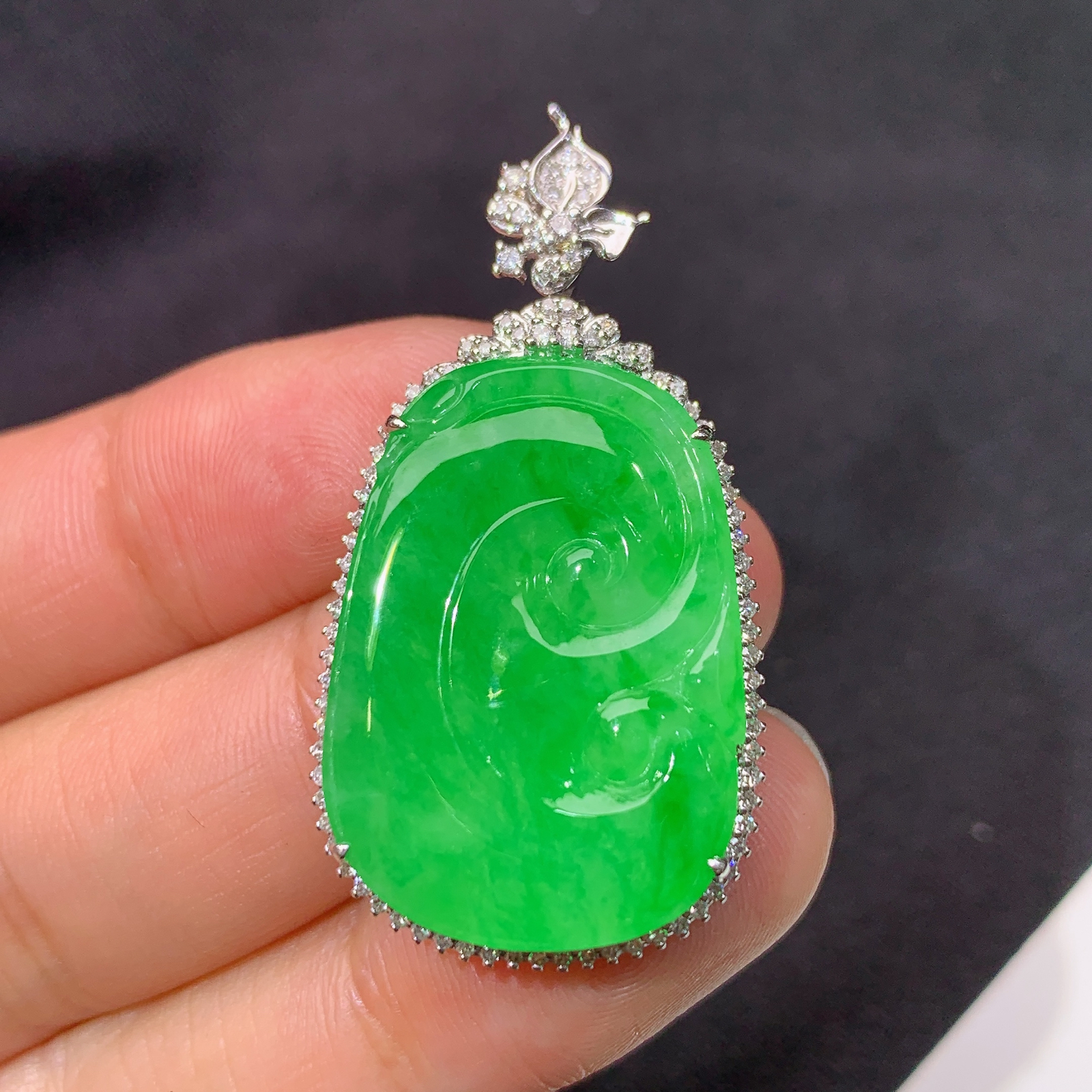 阳绿如意吊坠，18k金镶嵌，冰润色阳，玉质细腻，种水足，Mng 尺寸40.8*20.7*6.3