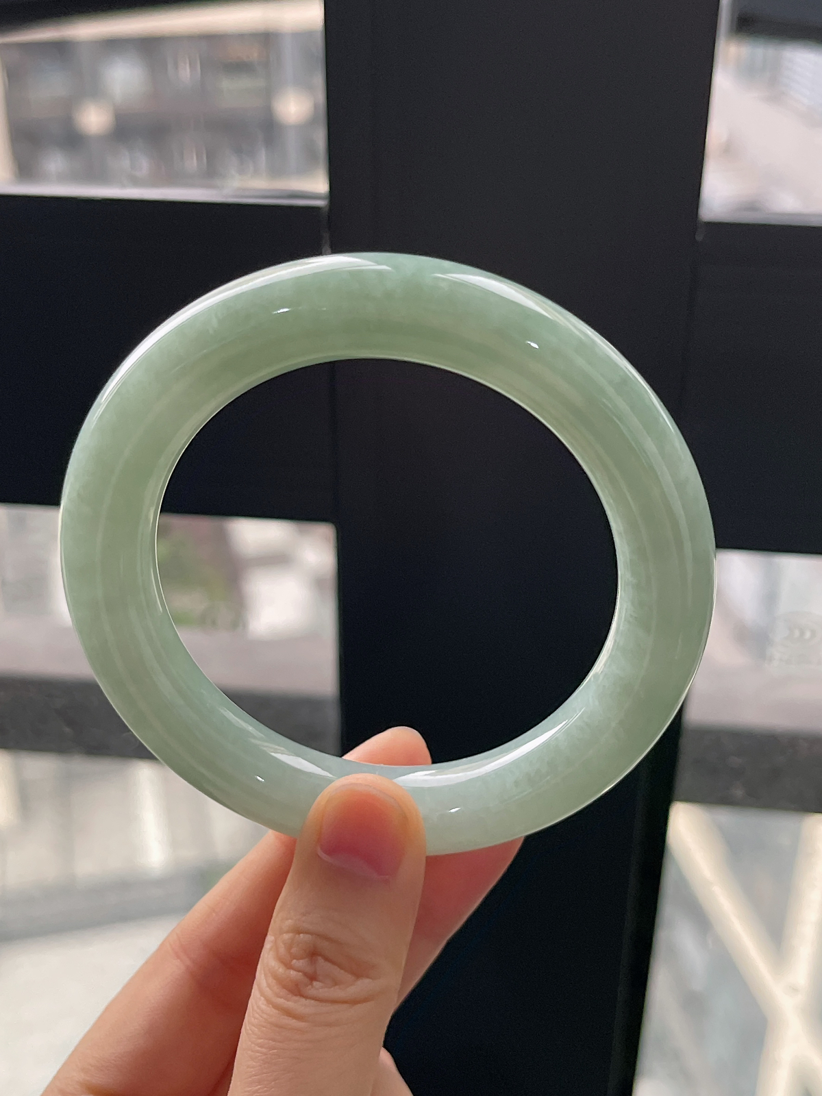 圆镯57.6圈口，翡翠糯化种淡绿色手镯