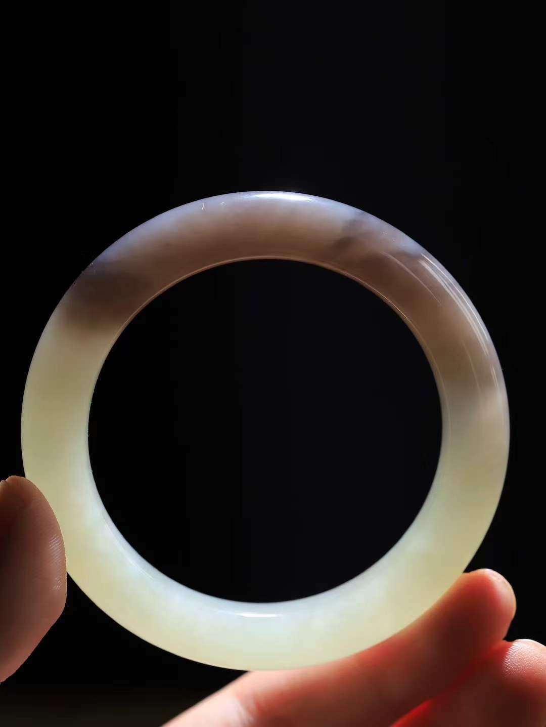 （温柔雅致.手镯）

精品️和田玉双色手镯。镯型饱满，温润细腻，脂润沁香。️执一卷书，沏一盏茶，着一袭裙，戴一只镯。淡淡浅笺，素心若兰，静赏玉中诗画。悠悠岁月，芊手轻摘，盛满诗样芳华。重55.6克   尺寸54.5-11-10.4mm    FDL-66362333