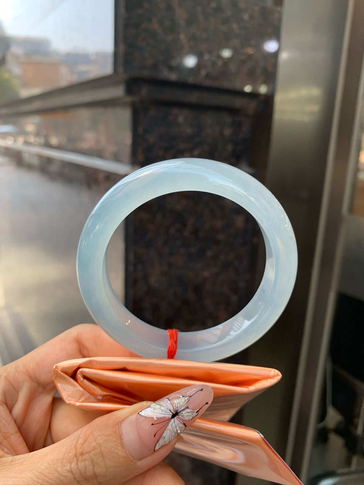 冰紫正圈，无纹裂
55.2-8.6-11.6
底妆冰润，淡淡粉紫，清透飘渺如雾般连绵，水光流转的美貌