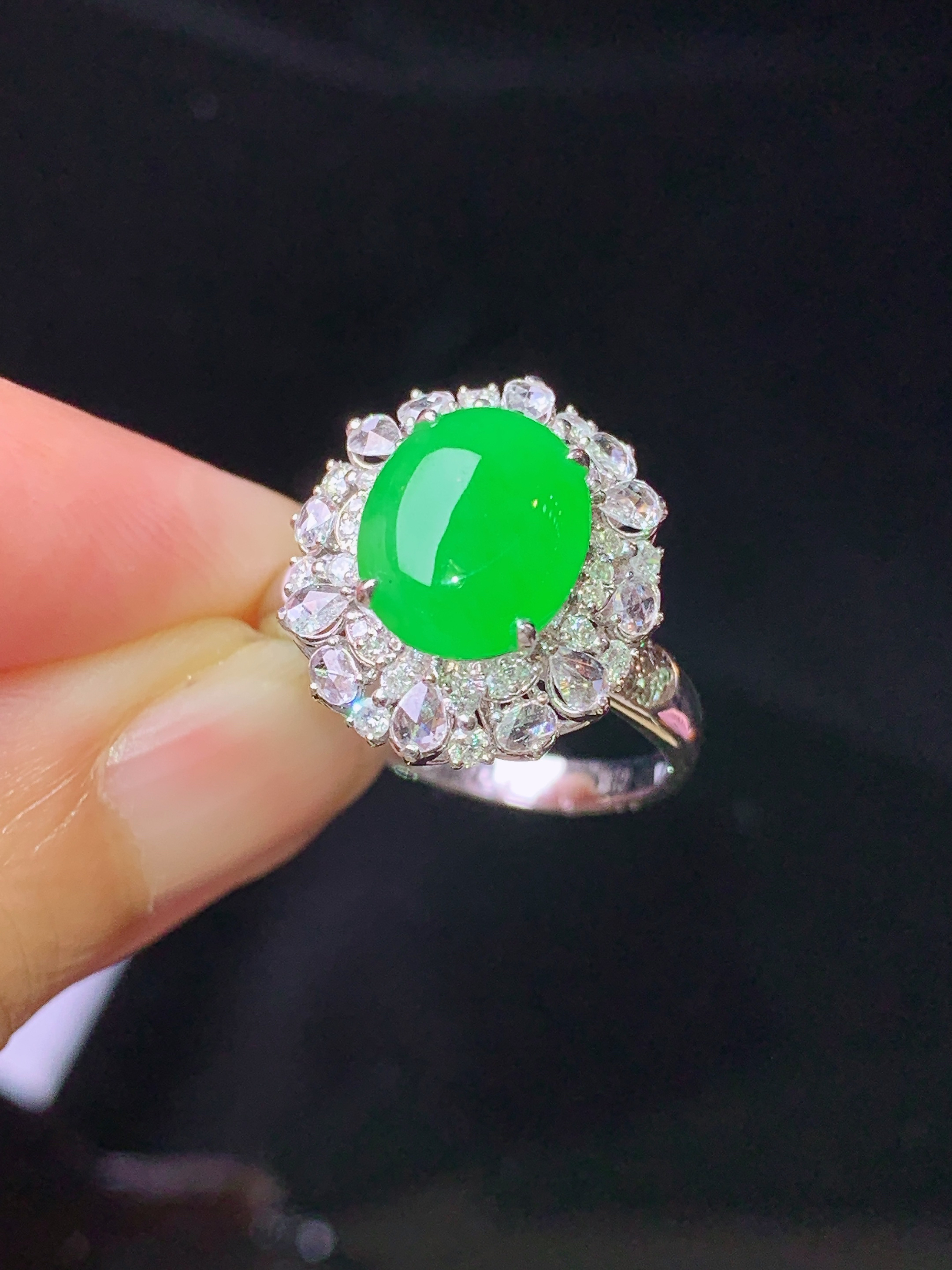 18k金钻镶嵌满绿蛋面戒指 玉质细腻 色泽艳丽清新 水润亮眼 圈口14 整体尺寸16.8*14.6*9.8t1