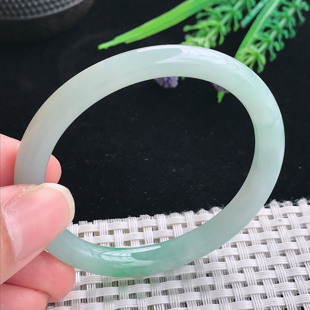 实拍A货翡翠52.5/48.5/7.4/7.2老坑冰胶水灵飘绿贵妃手镯叮当镯