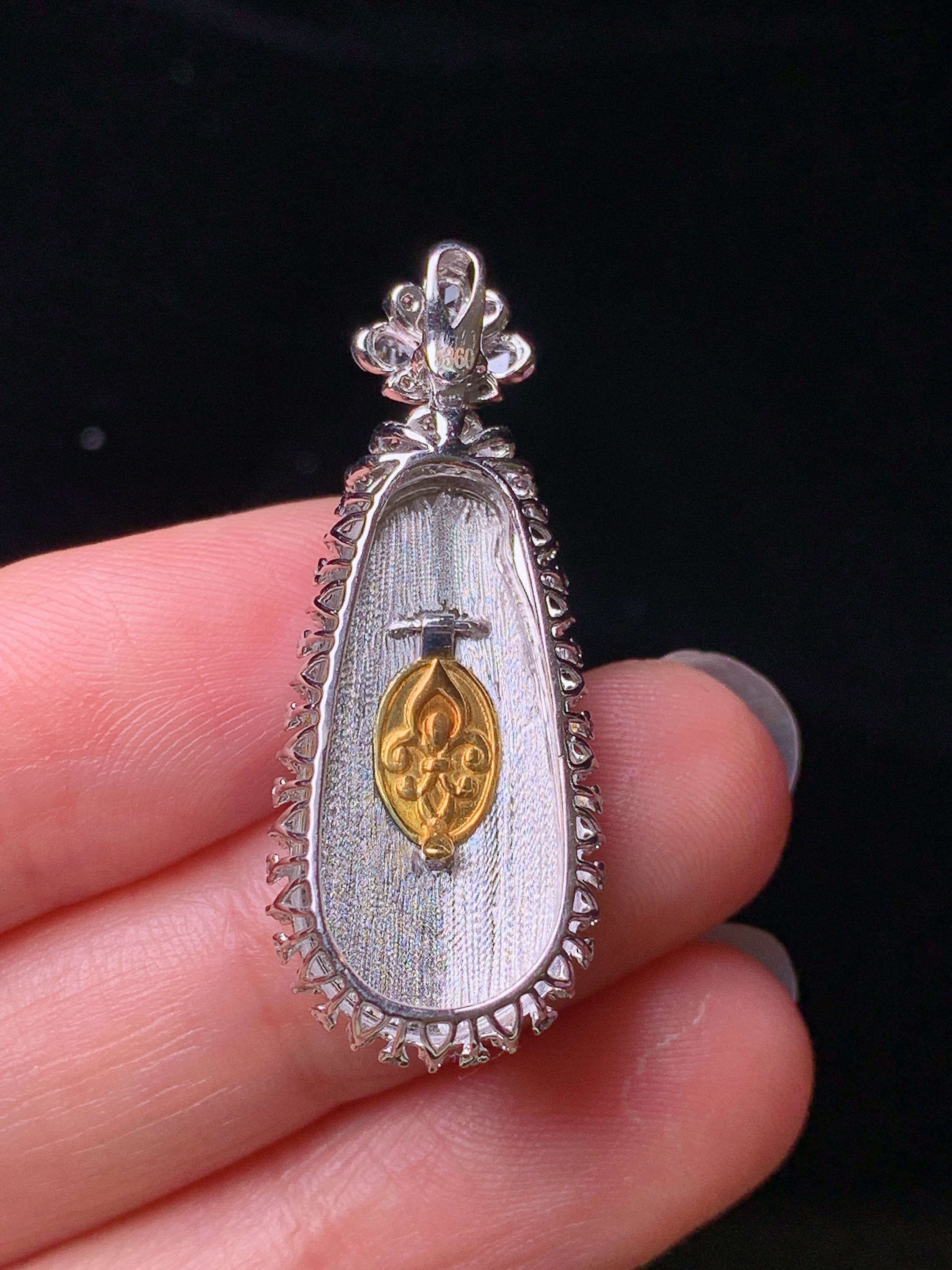 18k金钻镶嵌翠绿四季豆吊坠 玉质细腻 色泽艳丽清新 水润亮眼 整体尺寸34*13.5*8j2