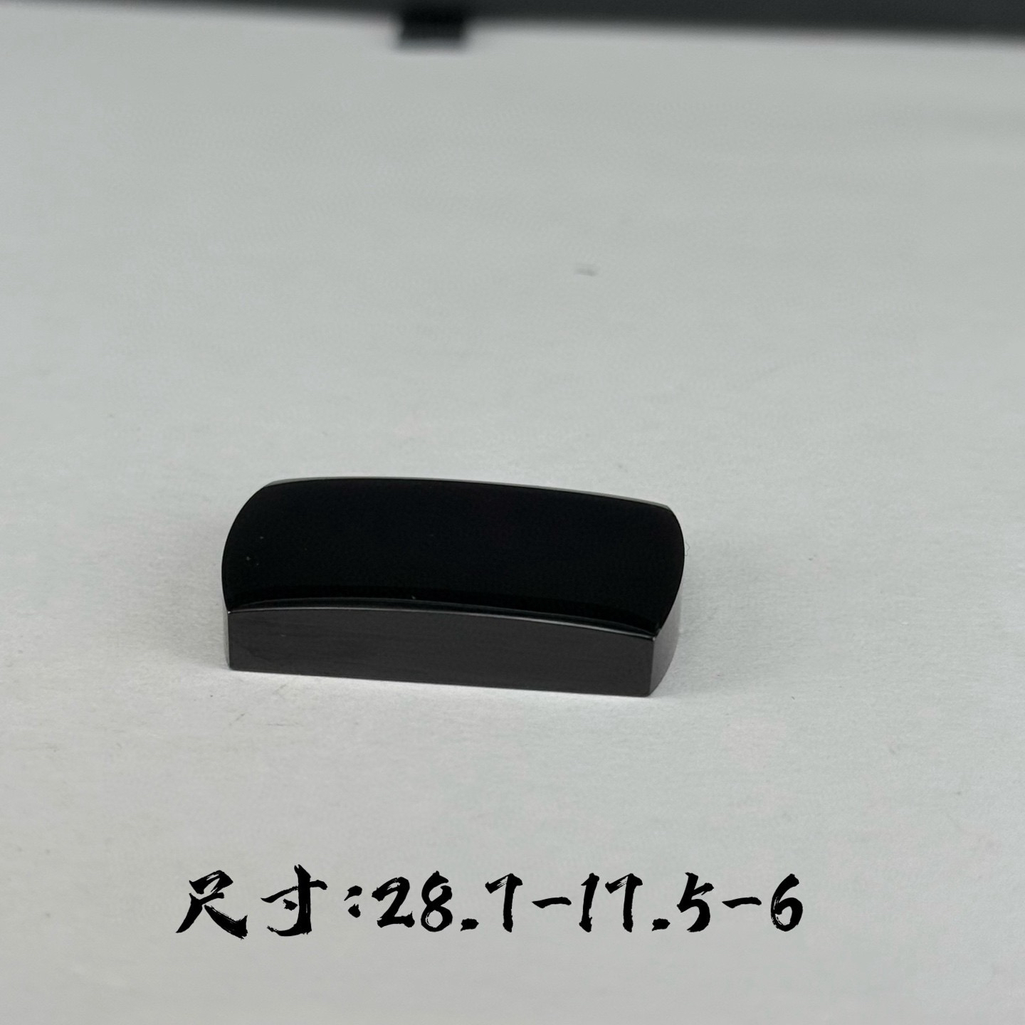 精品墨翠大马鞍裸石无事牌 种好色正 黑度极好 打灯通透 油性十足  尺寸28.7