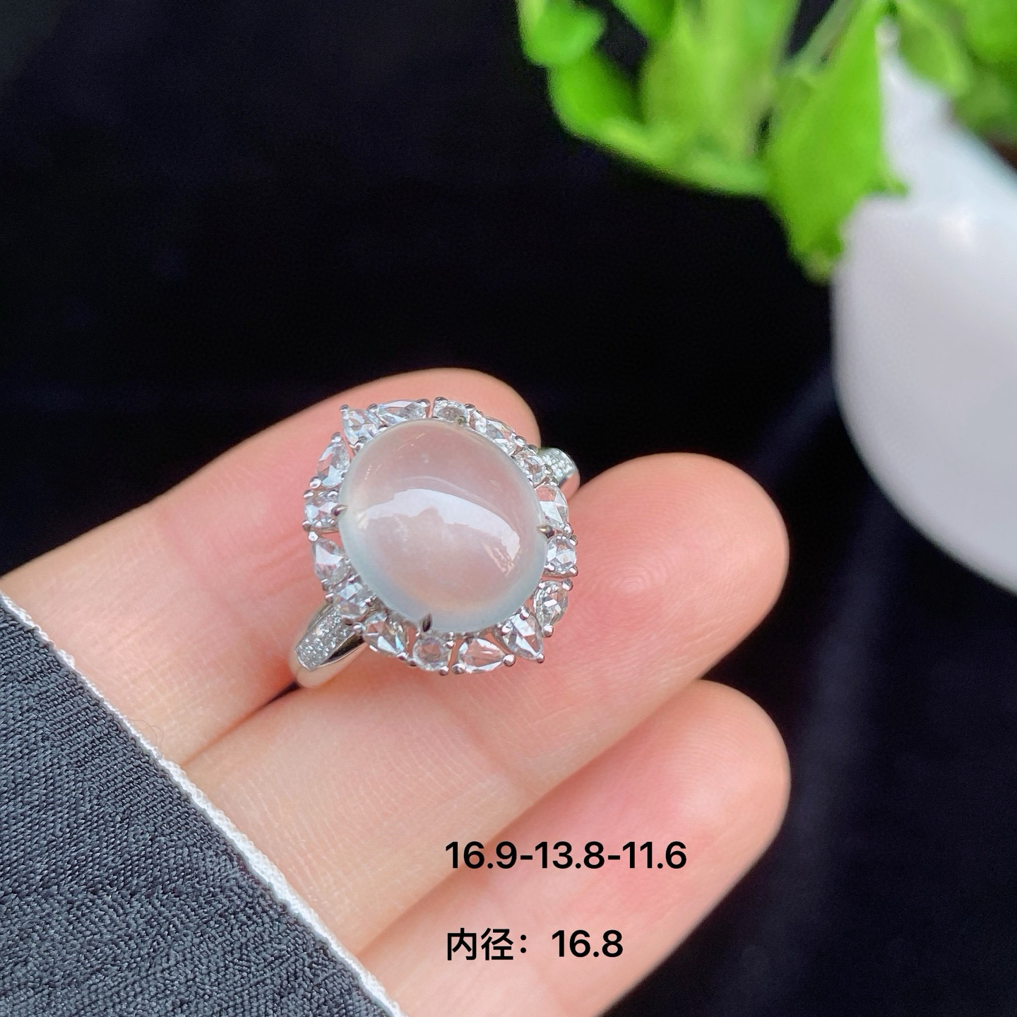 冰种蛋面戒指 
通透如冰，光泽细腻
18k金镶嵌，上手优雅
实物更美～