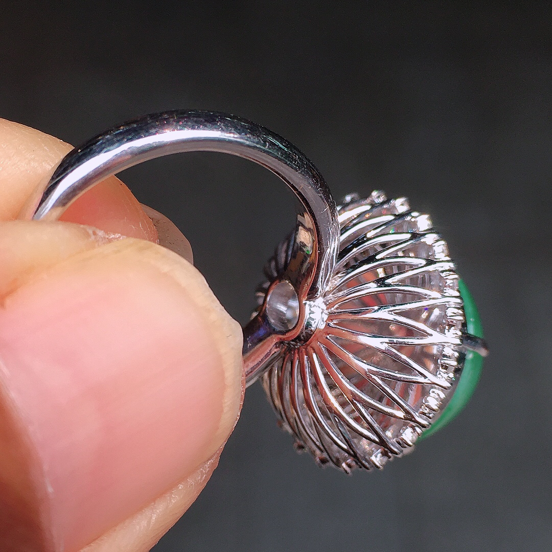 阳绿蛋面戒指，色泽均匀艳丽，玉质细腻，荧光感超
强，饱满圆润，尽显优雅气质，18k
金豪华镶嵌