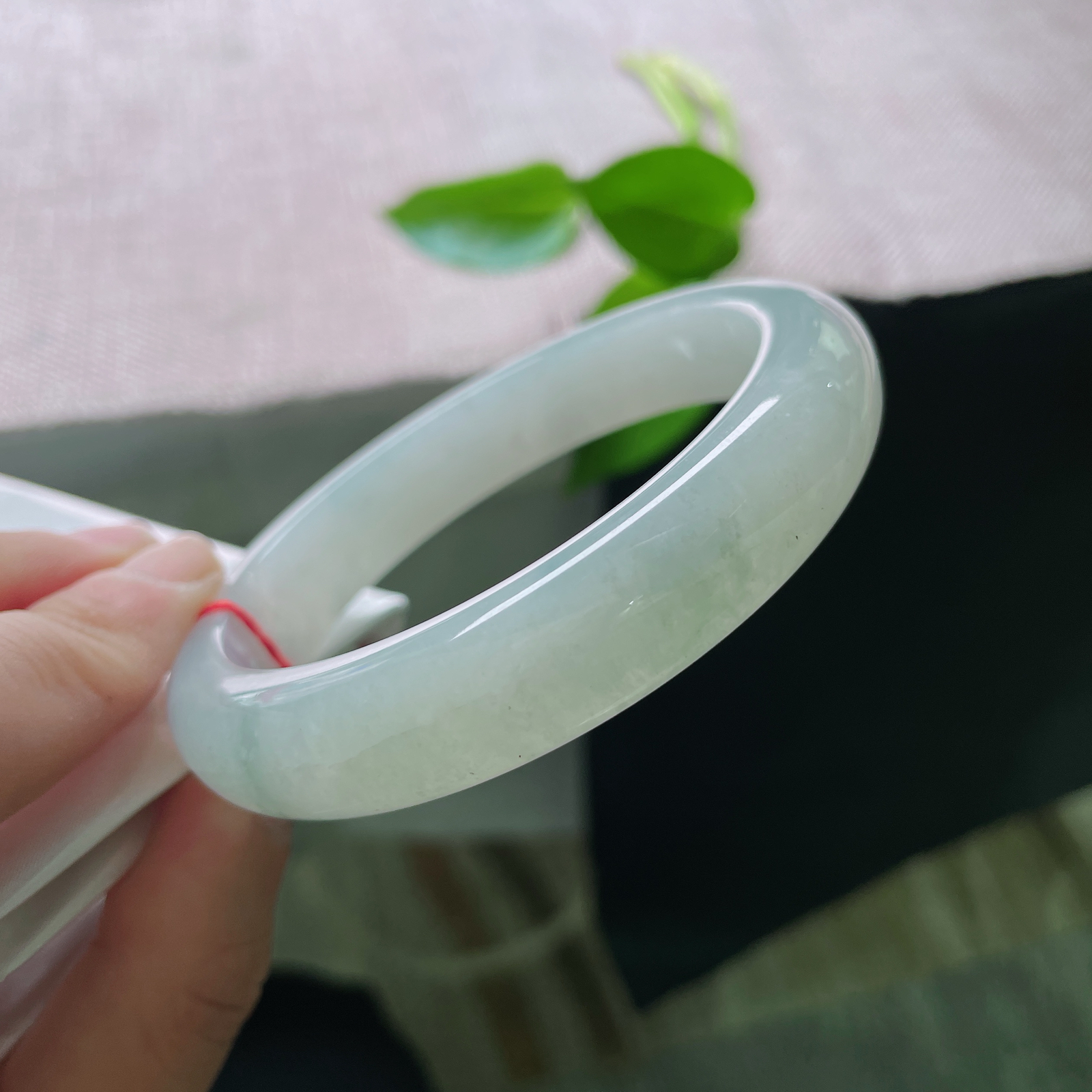 60.1/13/8.8，浅绿底正圈，大圈口，是初春柳梢，日光透过的颜色。一点皮纹，