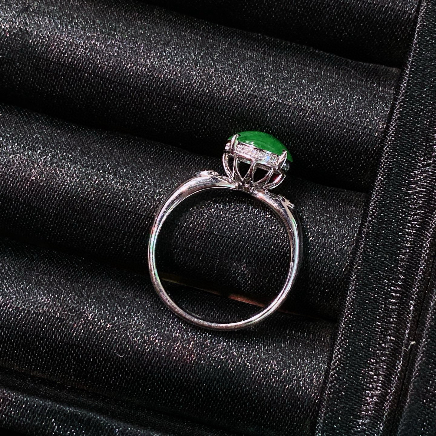 冰阳绿蛋面戒指 
色泽浓郁鲜亮，圆润饱满
18k金镶嵌，简镶真的很耐看
实物更美～