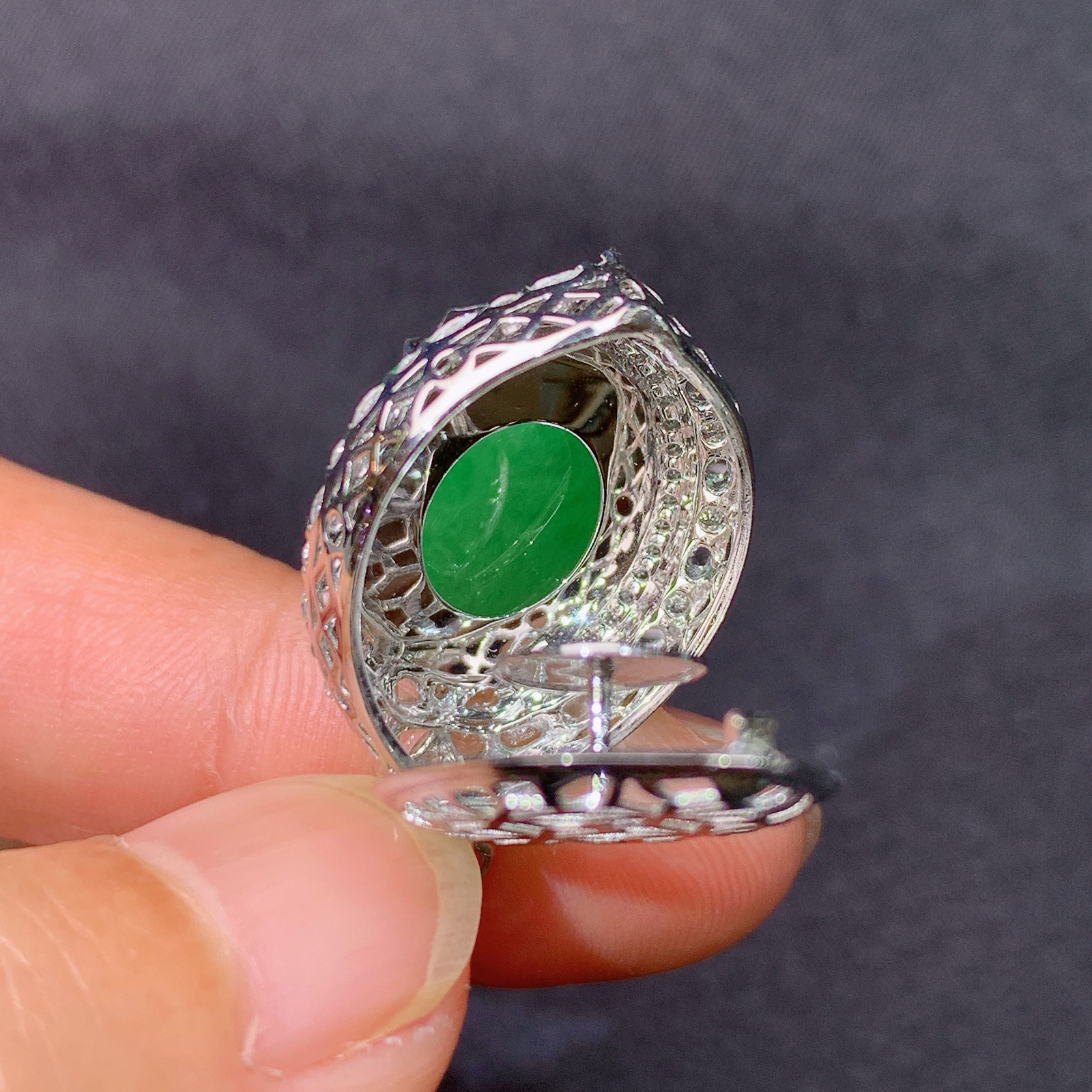 冰阳绿蛋面吊坠，18k金镶嵌，冰润色阳，玉质细腻，种水足，Rj 尺寸28.8*16.4*11.5