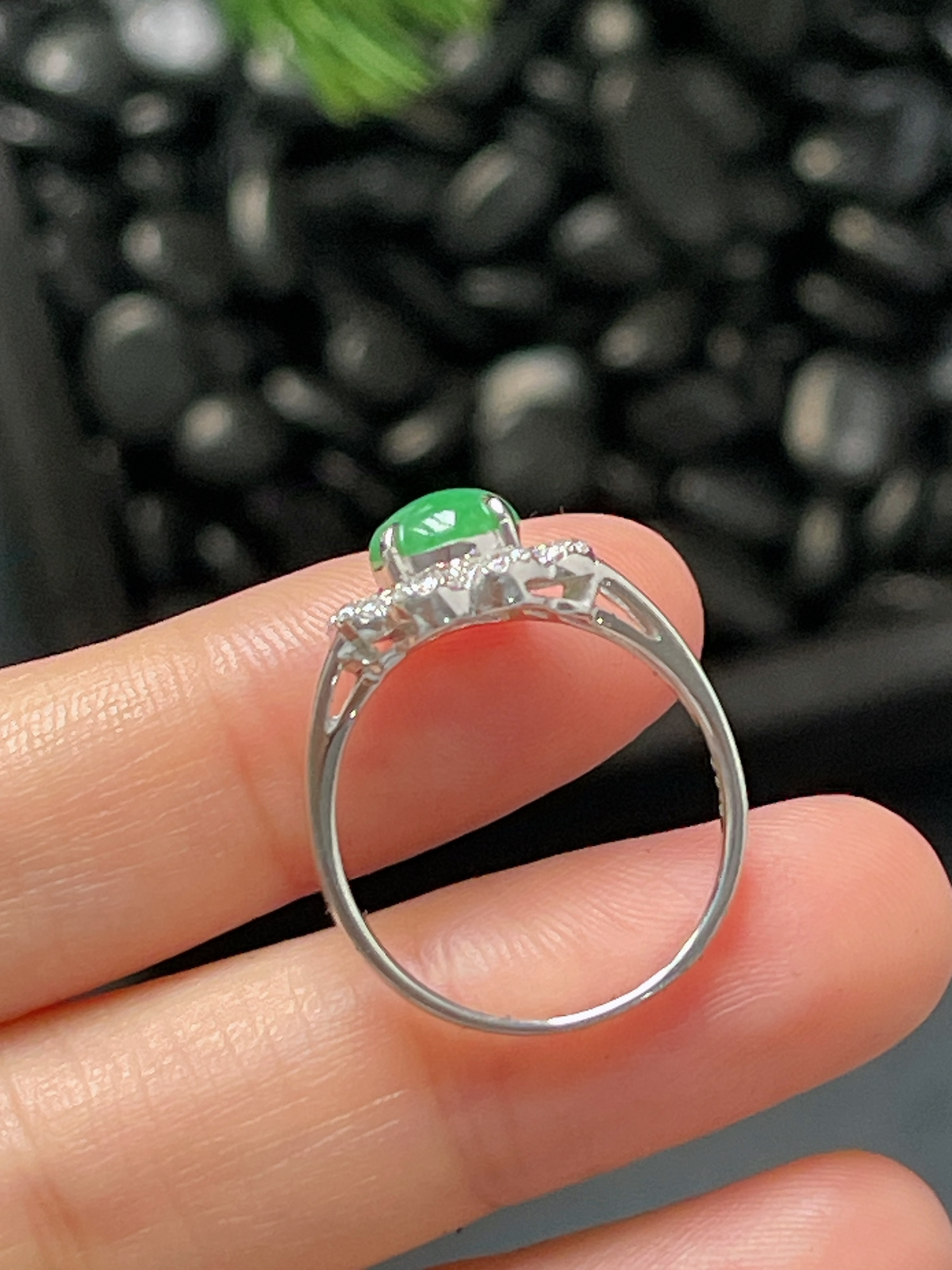 18k金翡翠绿色戒指