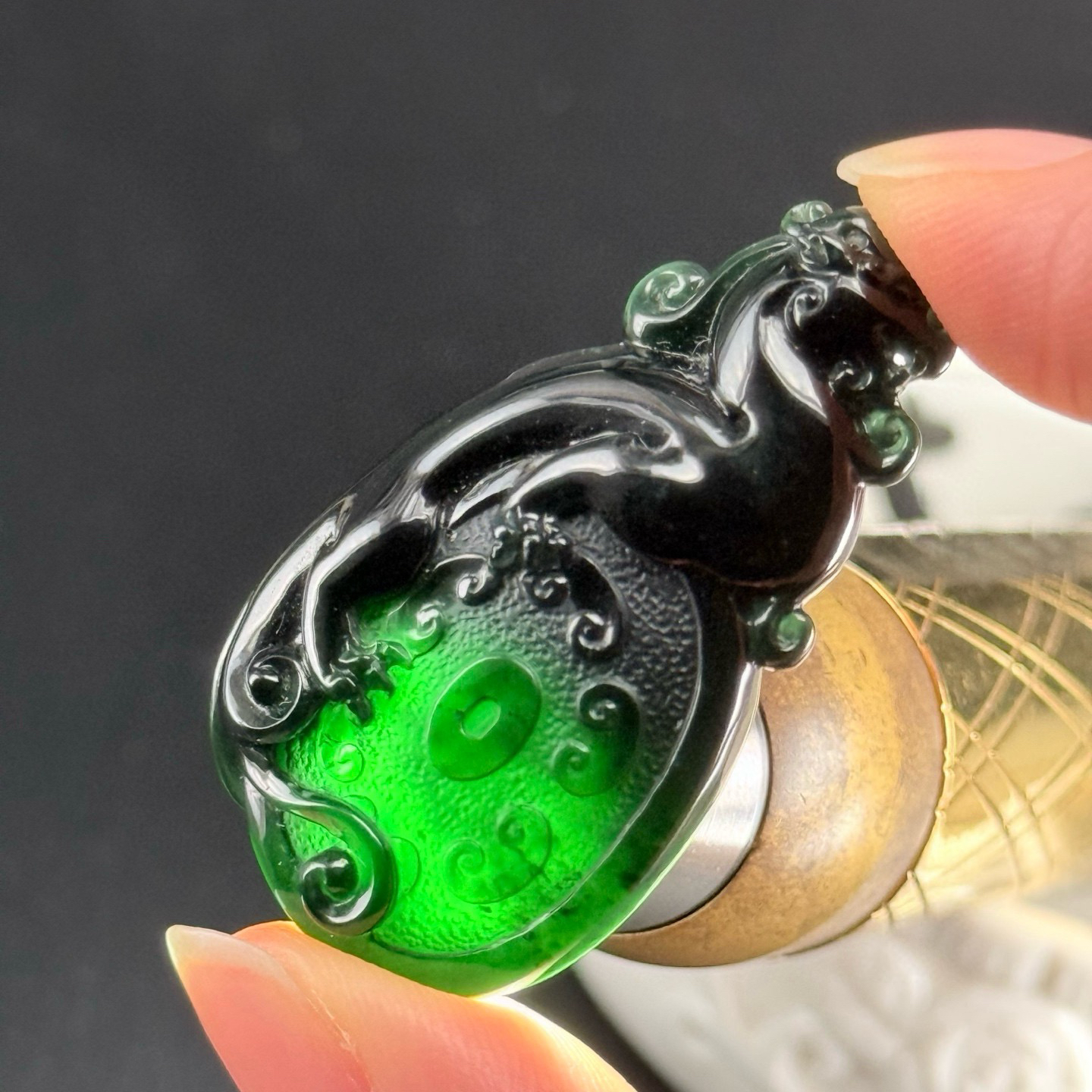 精品18k墨翠仿古龙牌 种好色正 黑度极好 打灯通透 油性十足  尺寸40.6
