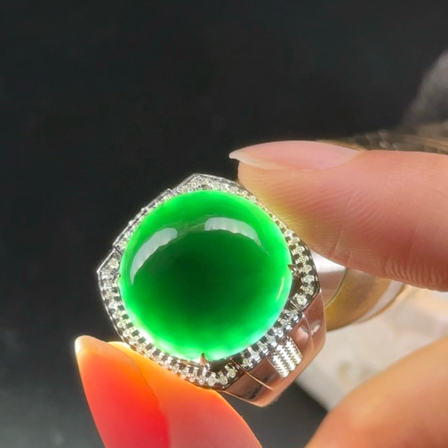 精品18k墨翠蛋面男戒 种好色正 黑度极好 打灯通透 油性十足 重金豪镶 尺寸17