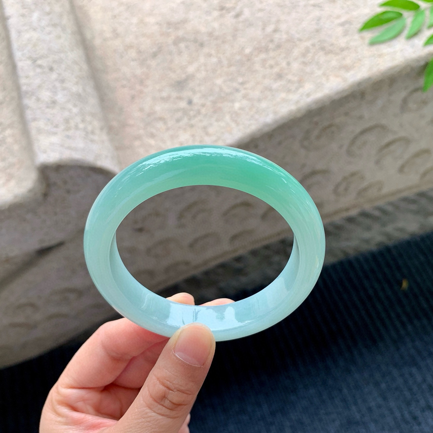 正圈56 57
【圈口】57.5/12.8/8.5
【描述】飘绿，水润，种老，细腻，无裂纹！