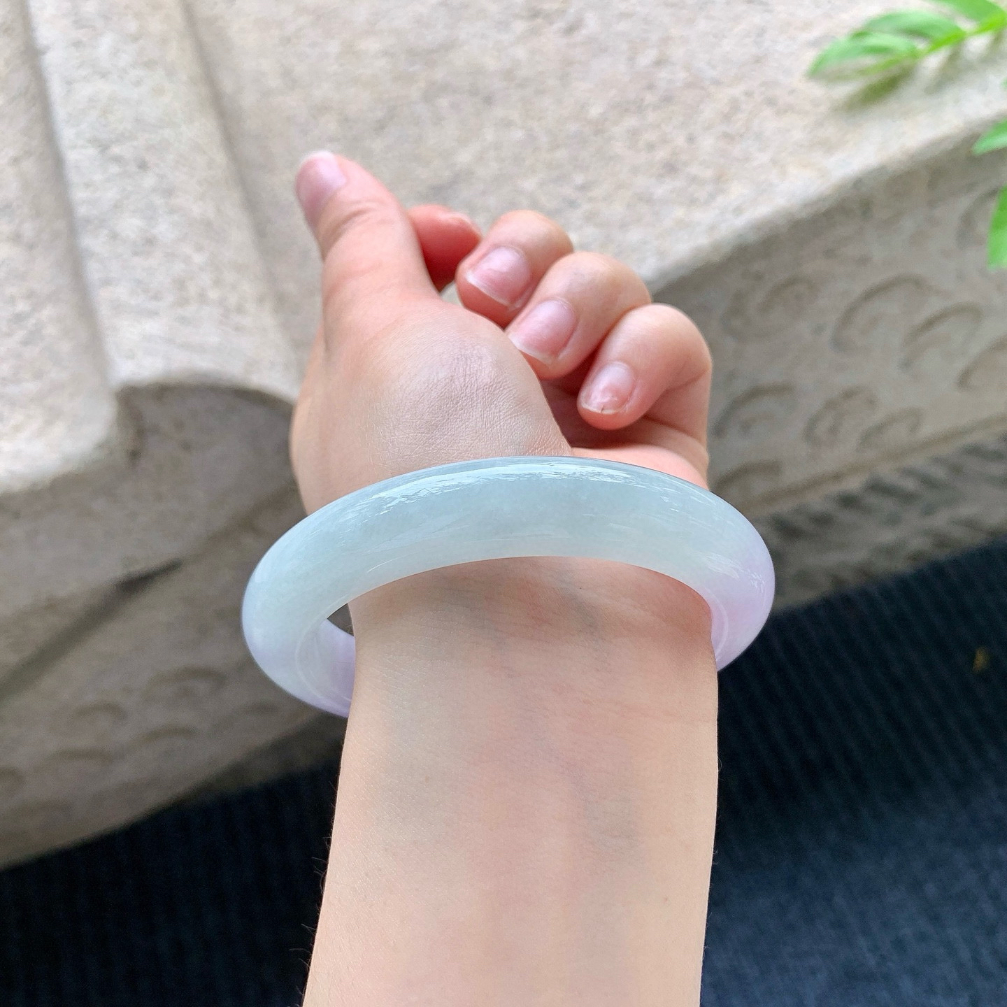 正圈58 59
【圈口】58.8/12/9.8
【描述】糯冰椿彩，水润，种老，细腻，无裂纹！