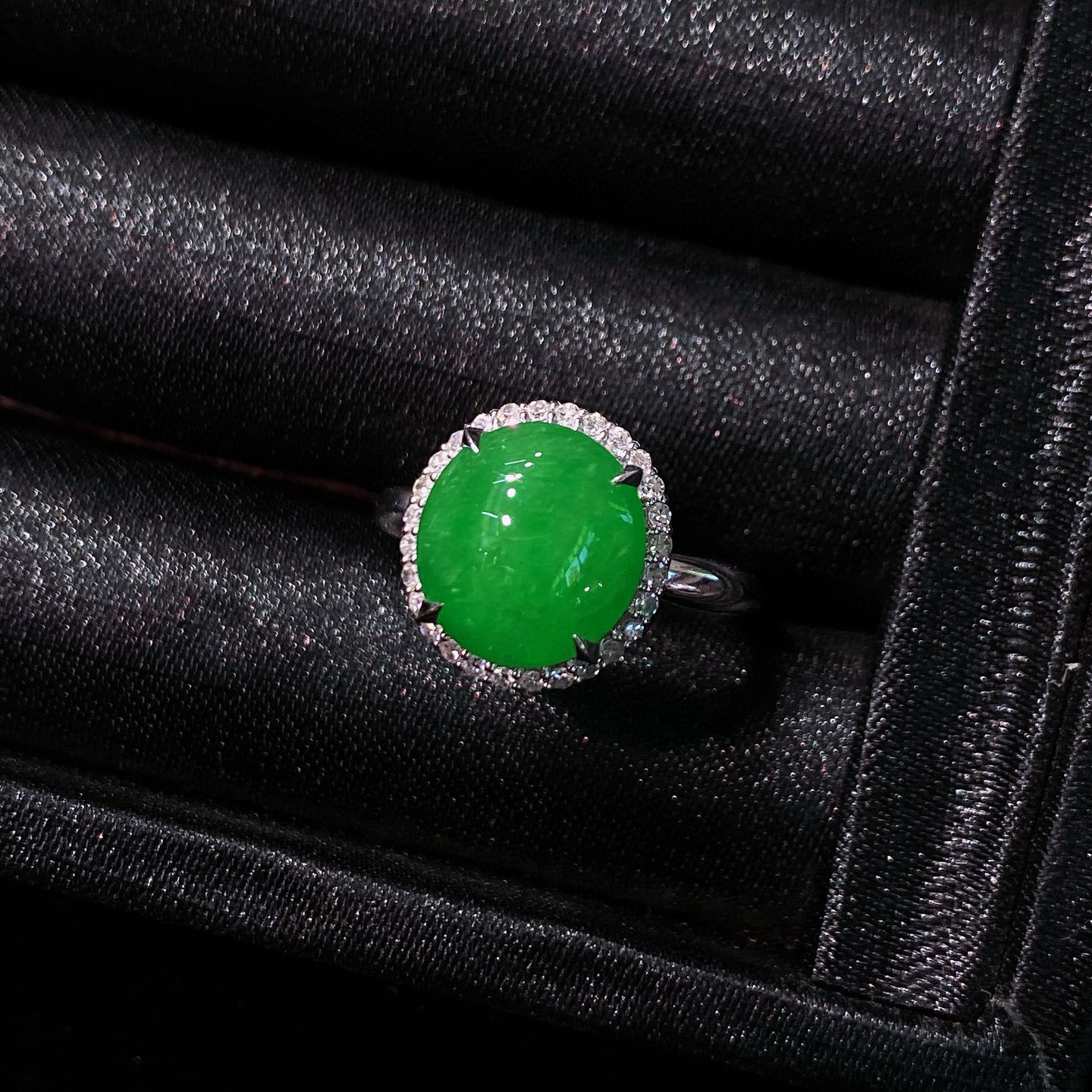 辣阳绿蛋面戒指 
色泽浓郁鲜亮，圆润饱满
18k金镶嵌，简镶真的很耐看
实物更美～