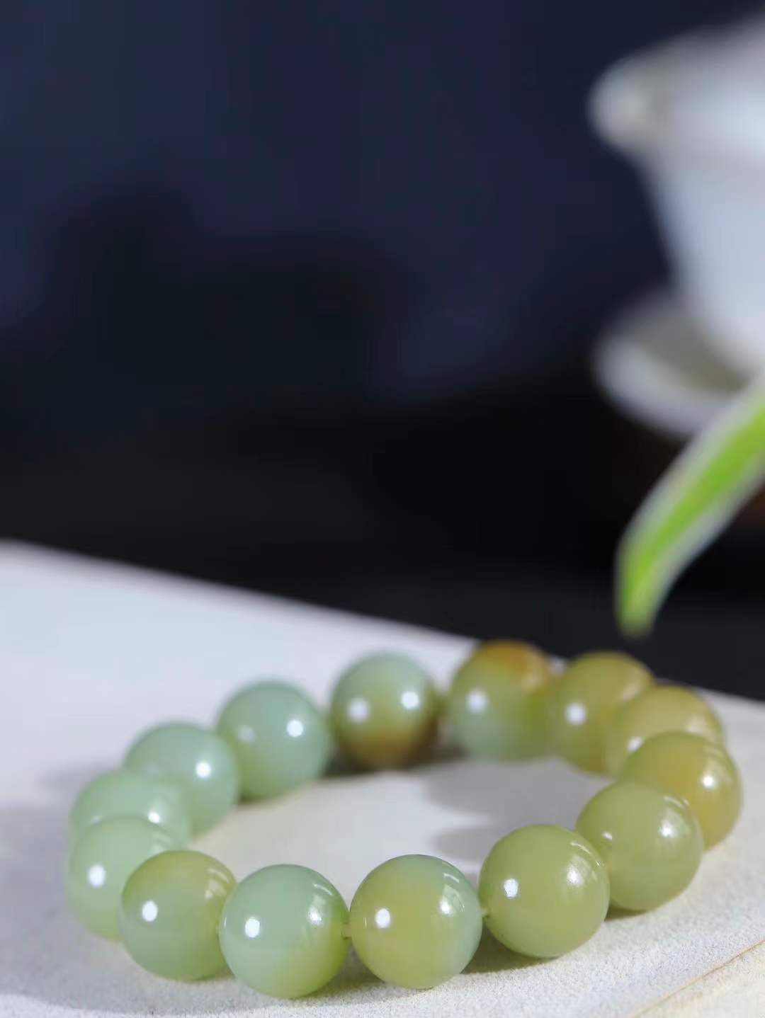 【珠圆玉润.手串】

精品和田玉糖青白玉珠圆玉润手串 玉质温润细腻  整串打磨圆润，佩戴舒适。珠珠落