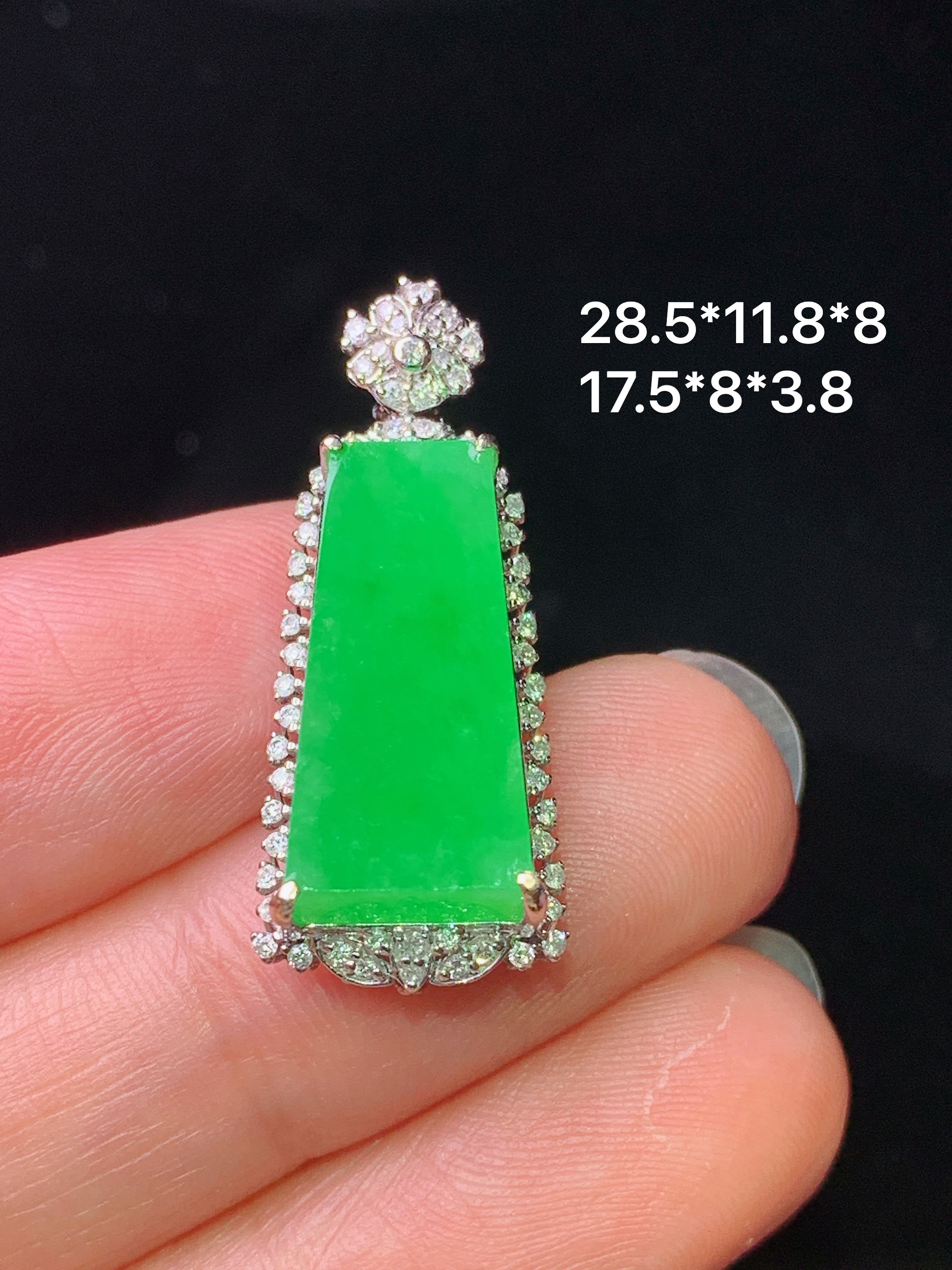 18k金钻镶嵌翠绿无事牌吊坠 玉质细腻 色泽艳丽清新 水润亮眼 整体尺寸28.5*11.8*8j2