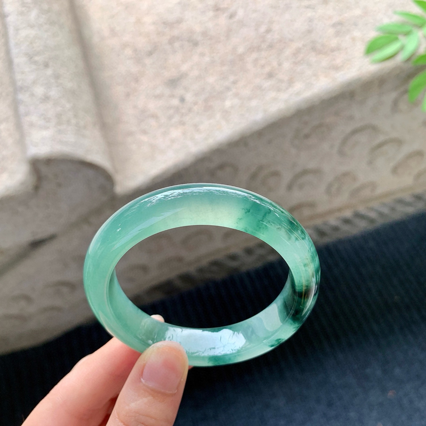 正圈53 54
【圈口】53.2/12.2/8.5
【描述】冰飘花，水润，种老，细腻，无纹裂！