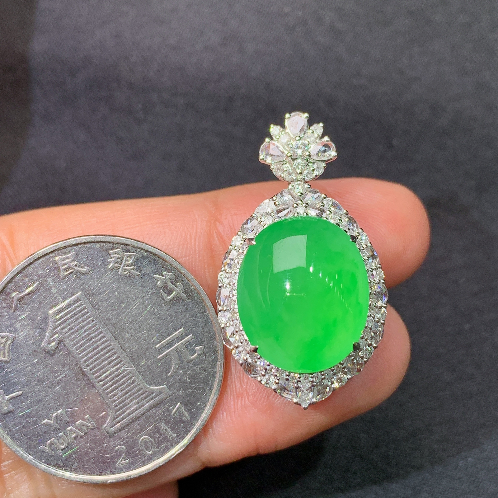 冰阳绿蛋面吊坠，18k金镶嵌，冰润色阳，玉质细腻，种水足，Rj 尺寸28.8*16.4*11.5