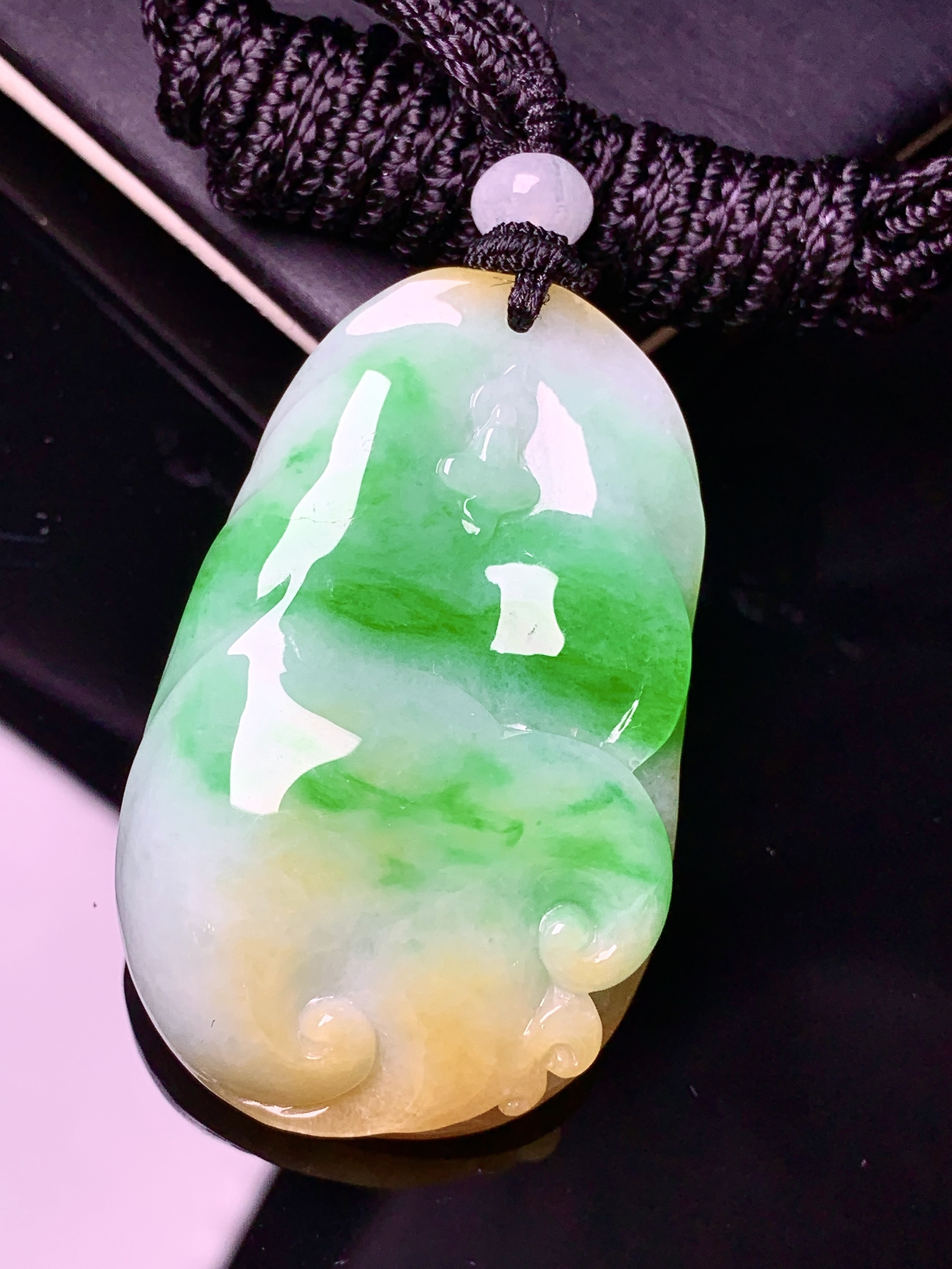 飘黄绿翡悟道吊坠 玉质细腻 色泽艳丽清新 水润亮眼 整体尺寸47.2*29.2*11w1