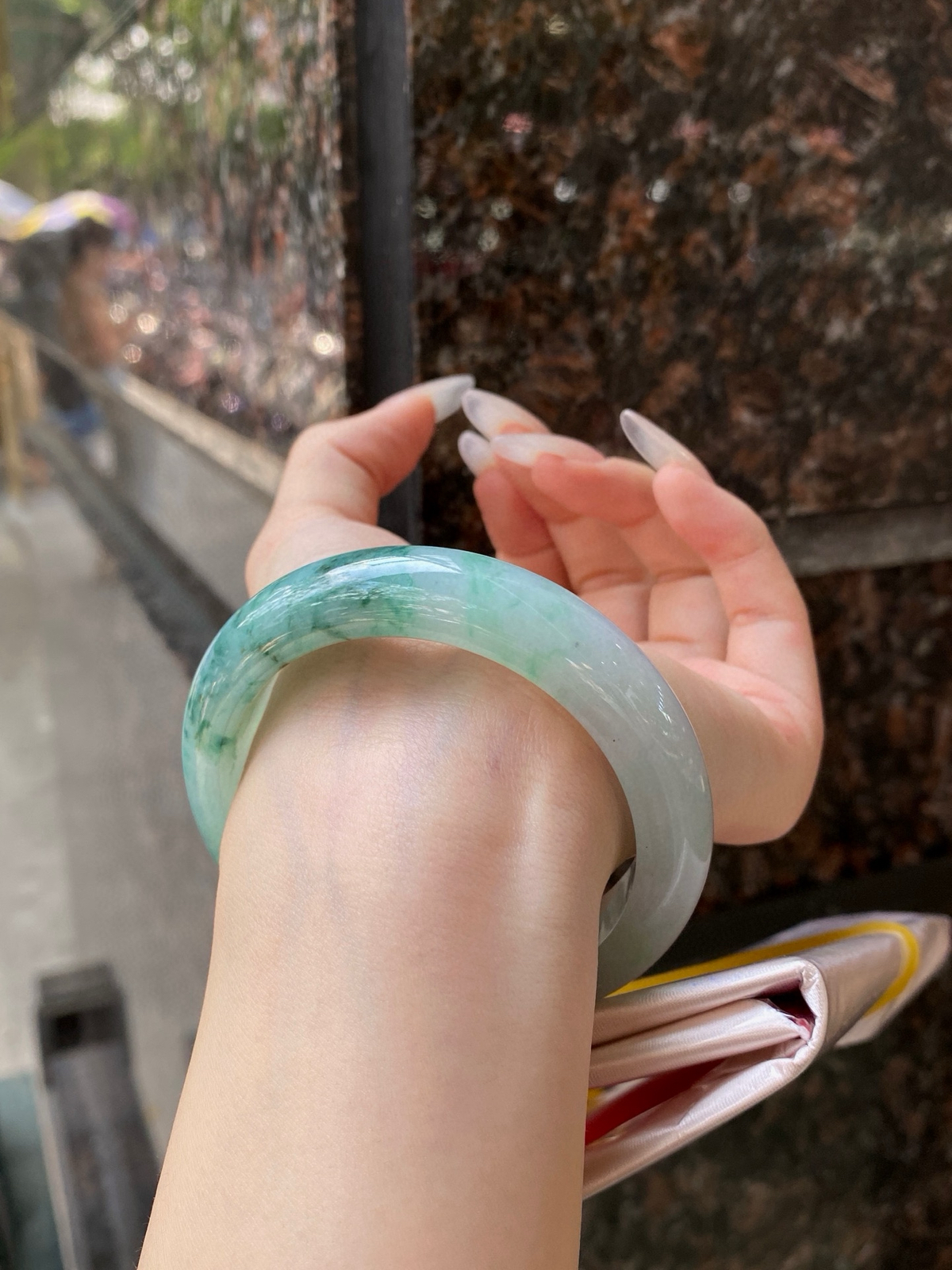 【宽版飘花手镯】
尺寸：56-14-9.2
自然光无滤镜，原图直出