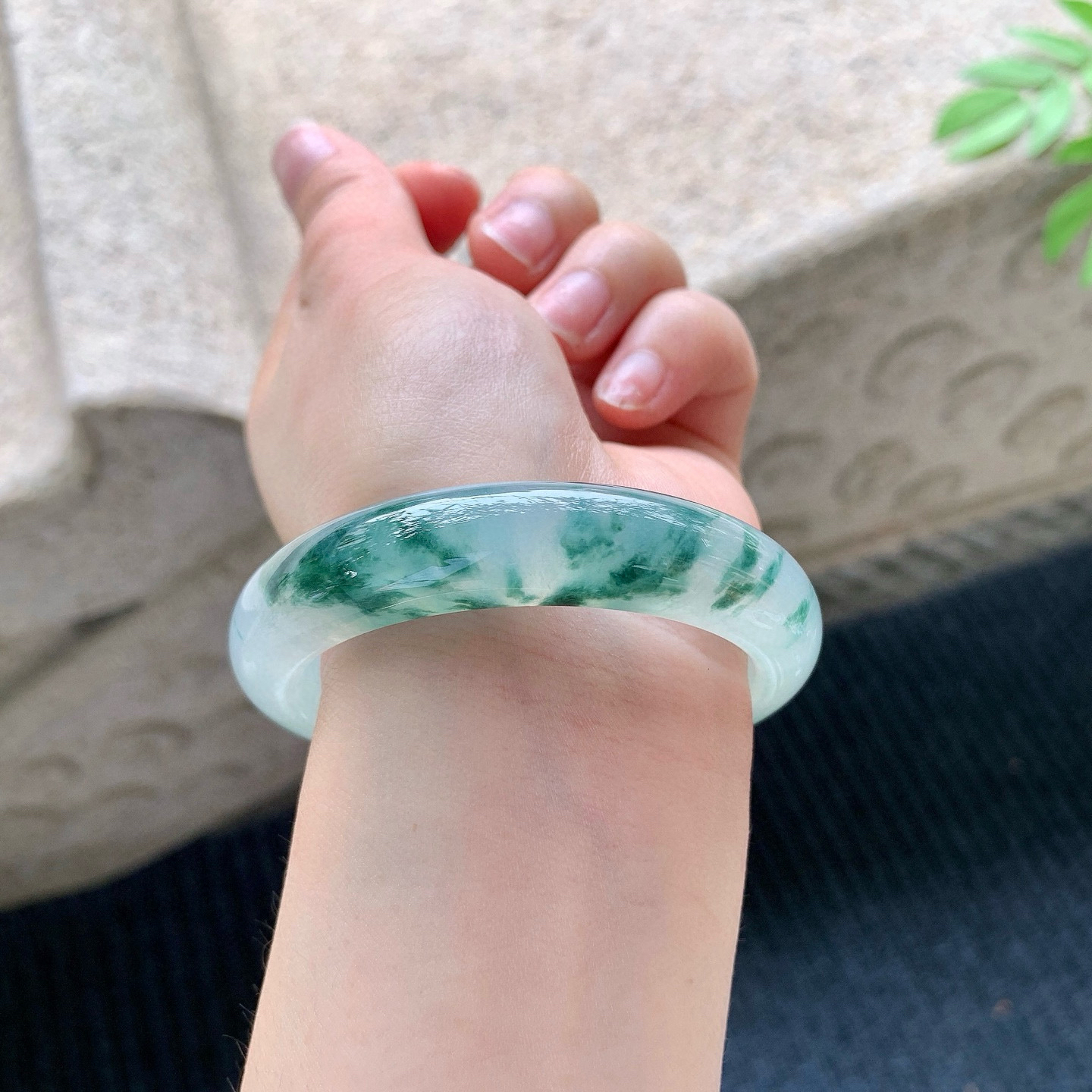 正圈52 53
【圈口】53.6/12.6/8.2
【描述】冰飘花，水润，种老，细腻，无纹裂！