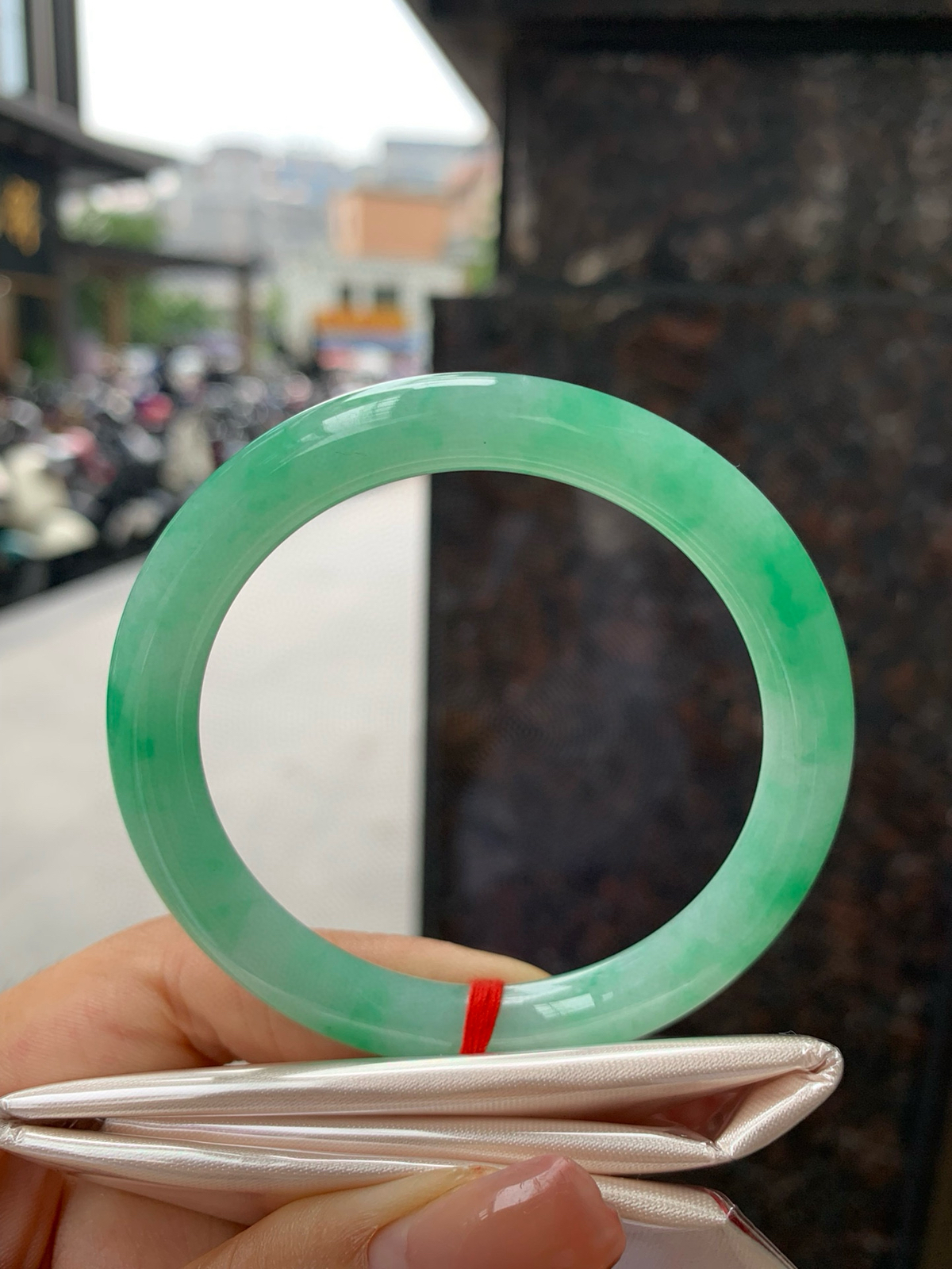 飘绿美人条
52.5-8-7.7
无纹裂，底妆细腻，近满绿美人条仙女专属款