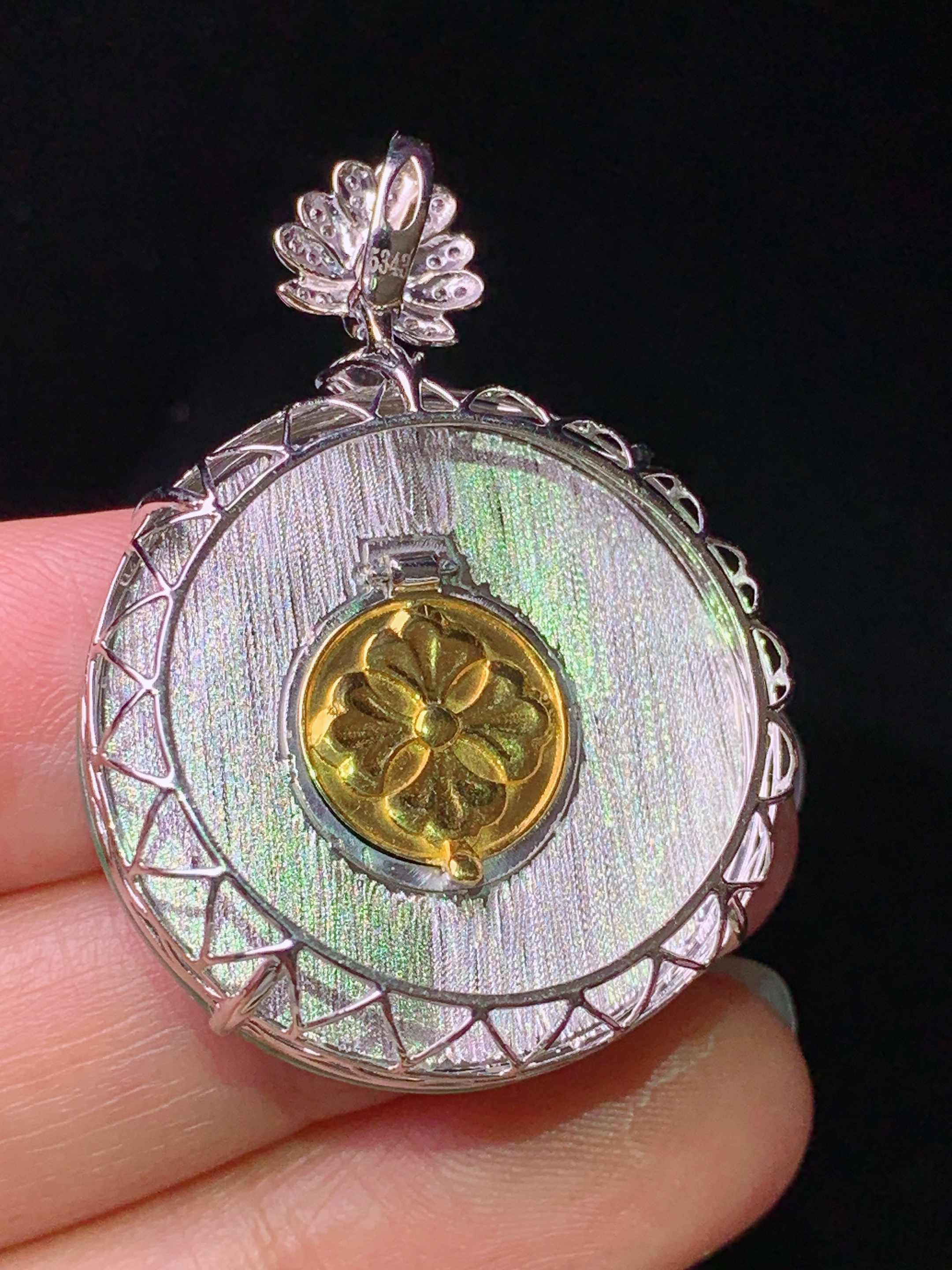 18k金钻镶嵌翠绿圆牌吊坠 玉质细腻 色泽艳丽清新 水润亮眼 整体尺寸38.2*27.8*7.5j2