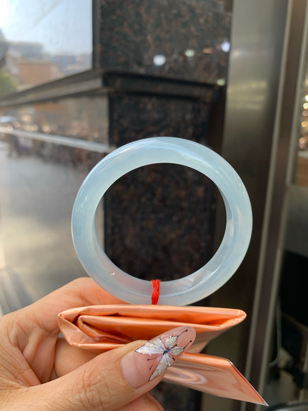 冰紫正圈，无纹裂
55.2-8.6-11.6
底妆冰润，淡淡粉紫，清透飘渺如雾般连绵，水光流转的美貌