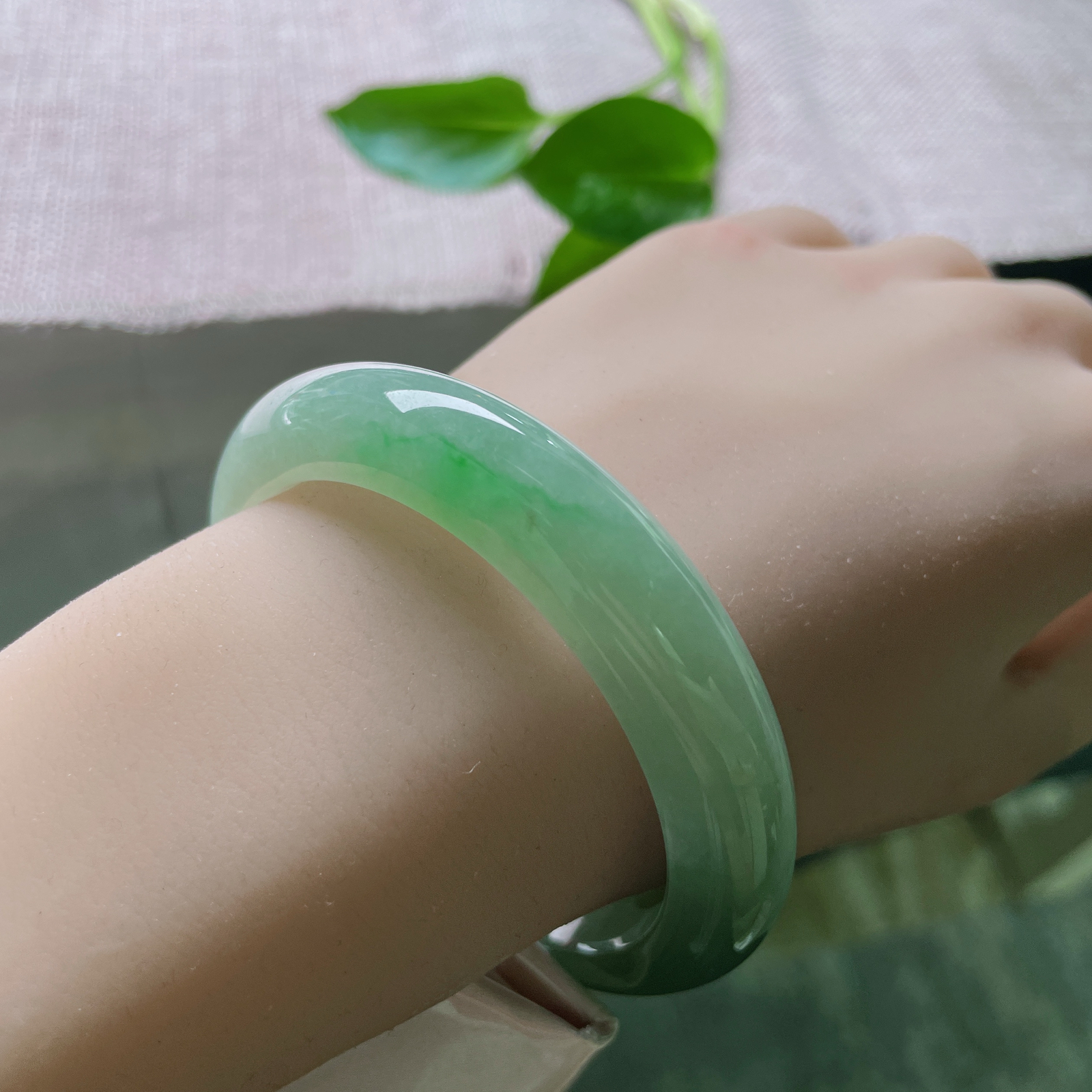 55.3/12.4/9，湖水绿正圈，一抹翠色鲜艳夺目，静谧又贵气，无纹裂