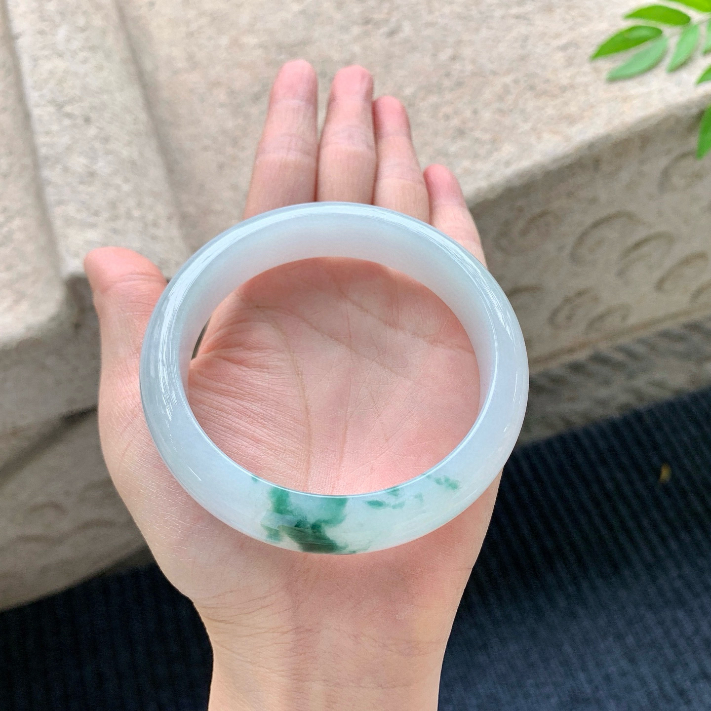 正圈60 61
【圈口】61.6/14.6/8.6
【描述】飘花，水润，种老，细腻，无裂纹！